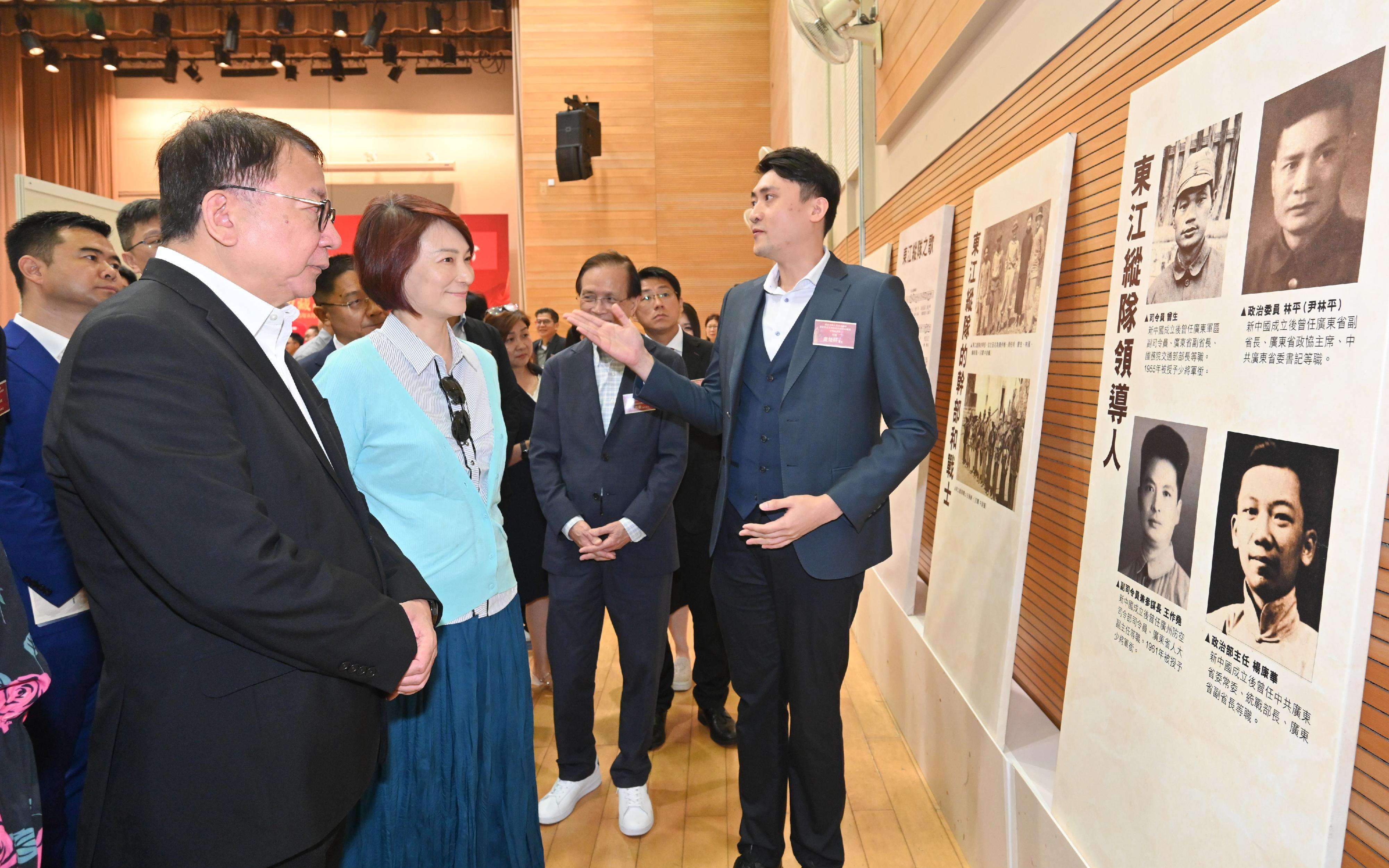 政務司司長陳國基今日（八月三十日）出席紀念中國人民抗日戰爭暨世界反法西斯戰爭勝利80周年收藏品展覽。圖示陳國基（左一）參觀展覽。旁為第十四屆全國人民代表大會常務委員會委員、立法會議員李慧琼博士（左二）。
