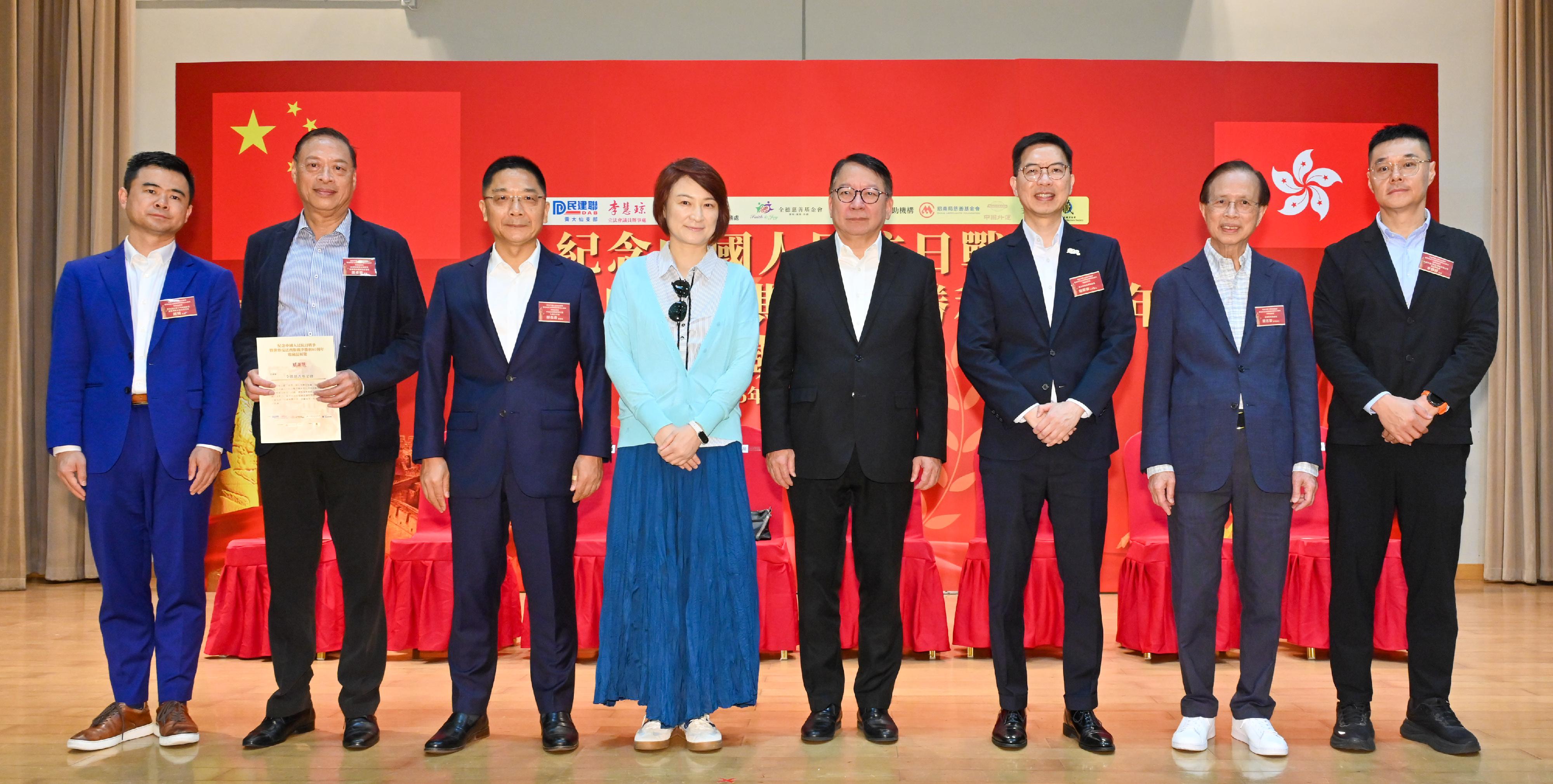 政務司司長陳國基今日（八月三十日）出席紀念中國人民抗日戰爭暨世界反法西斯戰爭勝利80周年收藏品展覽。圖示陳國基（右四）、第十四屆全國人民代表大會常務委員會委員、立法會議員李慧琼博士（左四）、中央人民政府駐香港特別行政區聯絡辦公室九龍工作部副部長郭長勇（左三）和其他嘉賓在活動合照。

