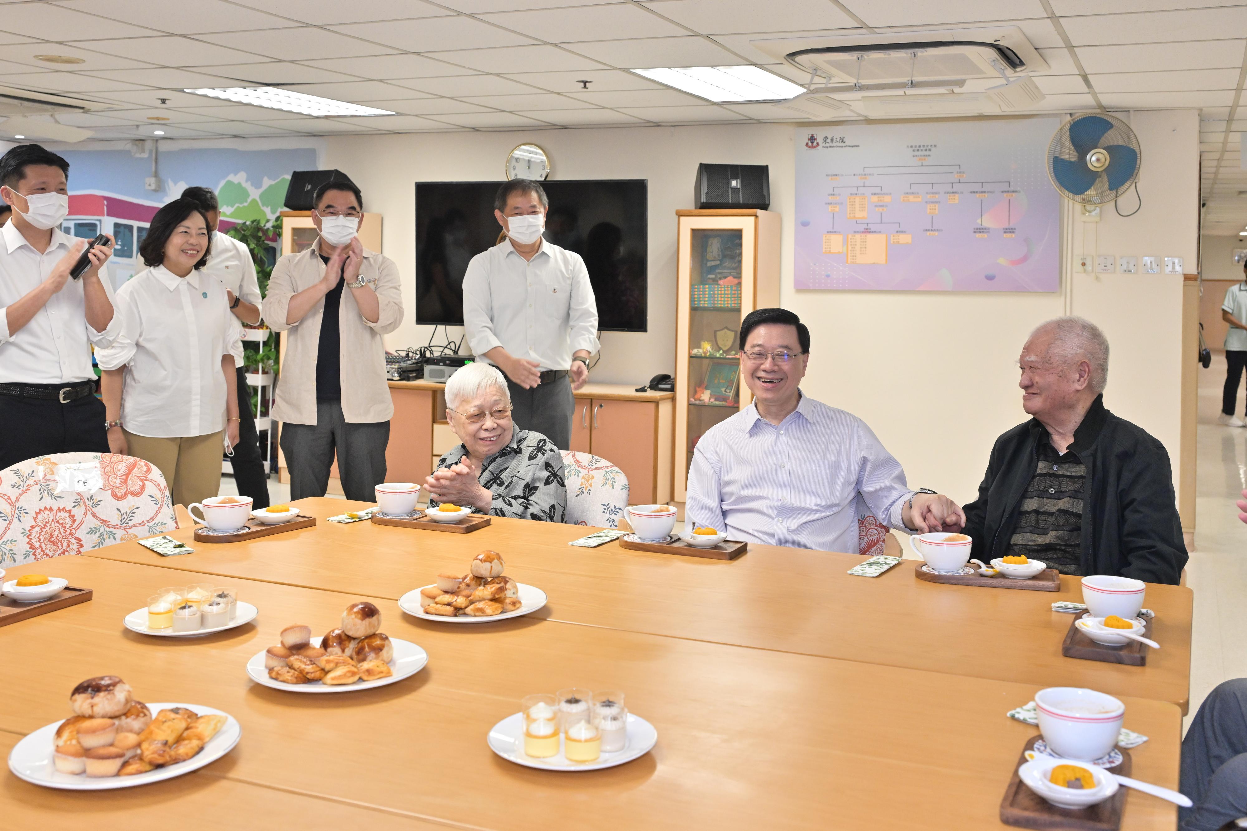 行政長官李家超今日（八月三十日）到訪東區，就新一份《施政報告》聽取市民意見。圖示李家超（右二）參觀一所社會服務大樓，並與服務使用者交流。