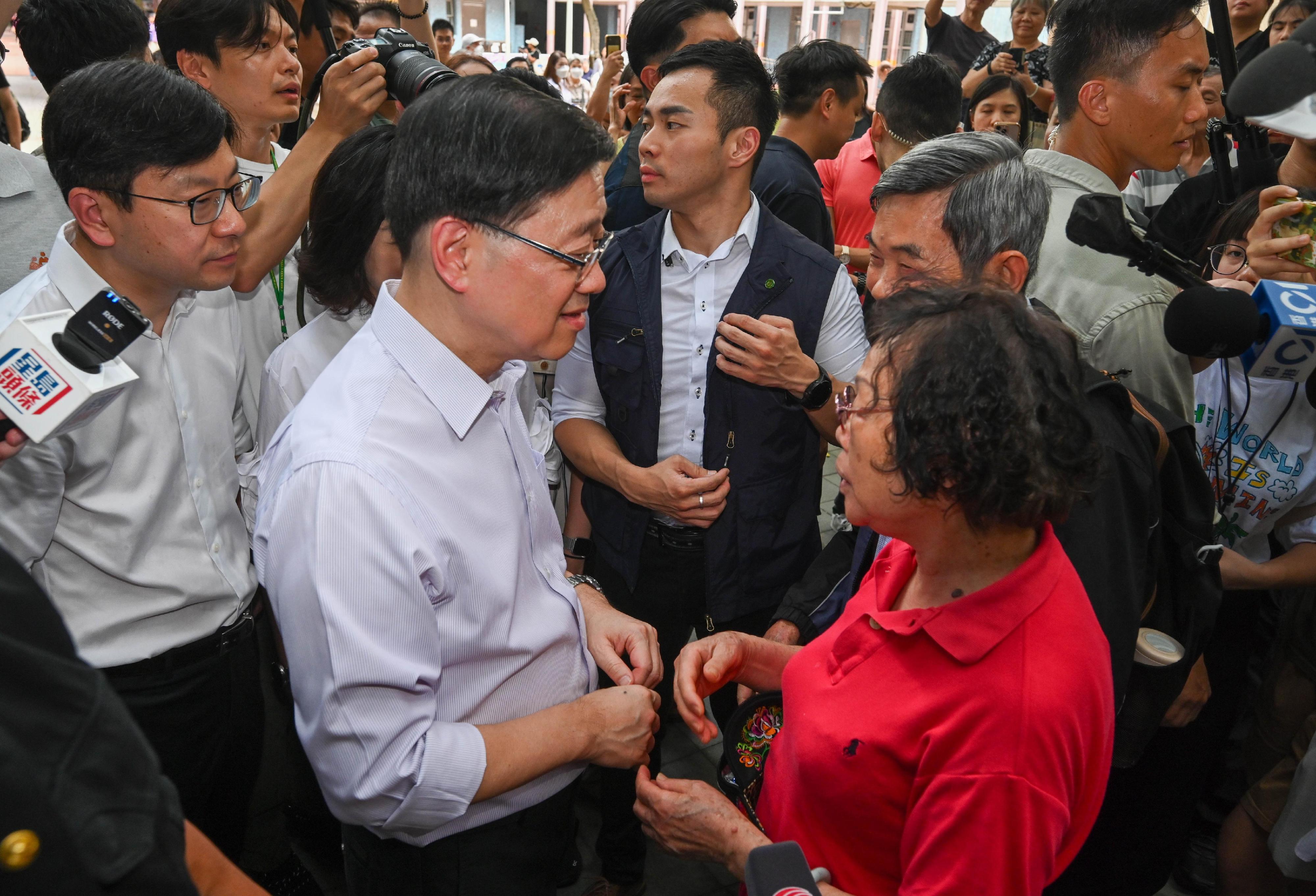 The Chief Executive, Mr John Lee, visited Eastern District today (August 30) to gather public views on the upcoming Policy Address. Photo shows Mr Lee (second left) interacting with members of the public at Oi Tung Estate.