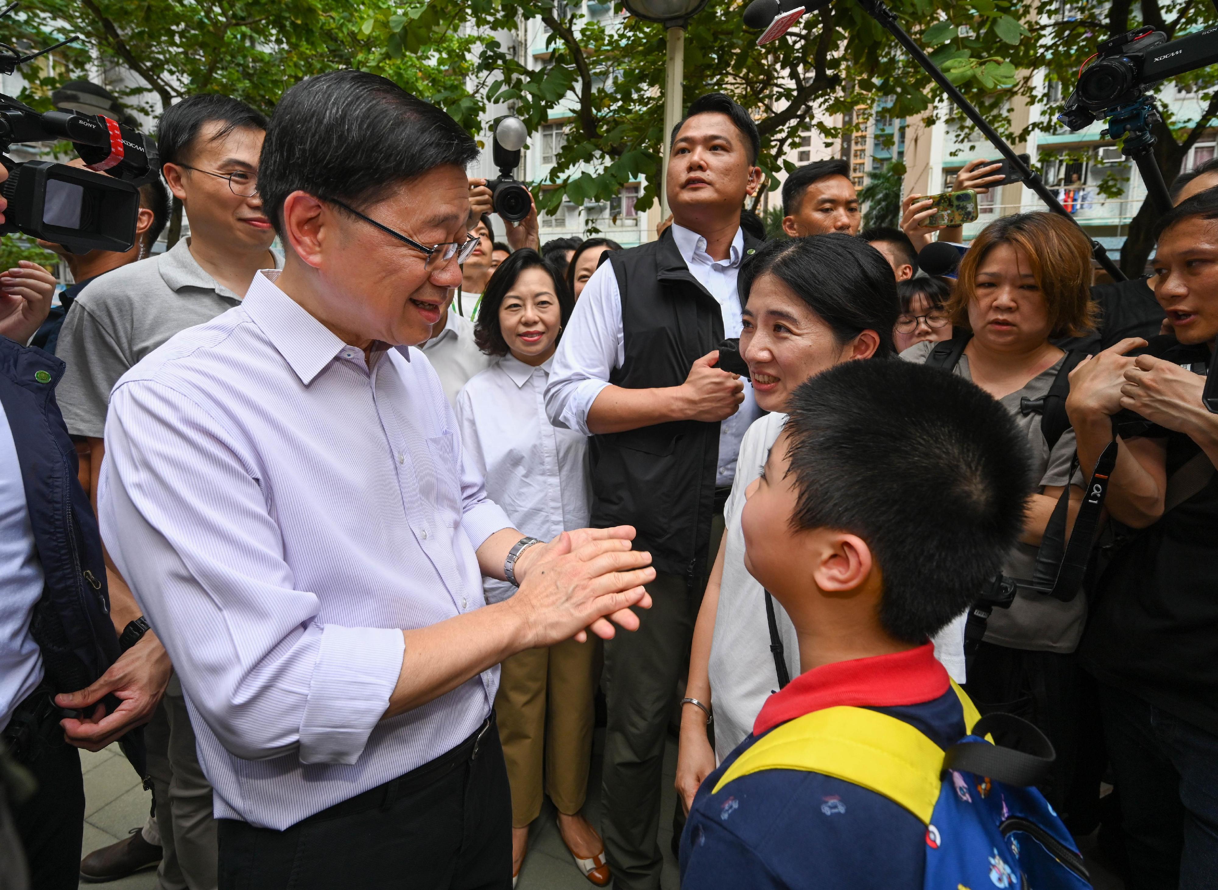 The Chief Executive, Mr John Lee, visited Eastern District today (August 30) to gather public views on the upcoming Policy Address. Photo shows Mr Lee (second left) interacting with members of the public at Oi Tung Estate.