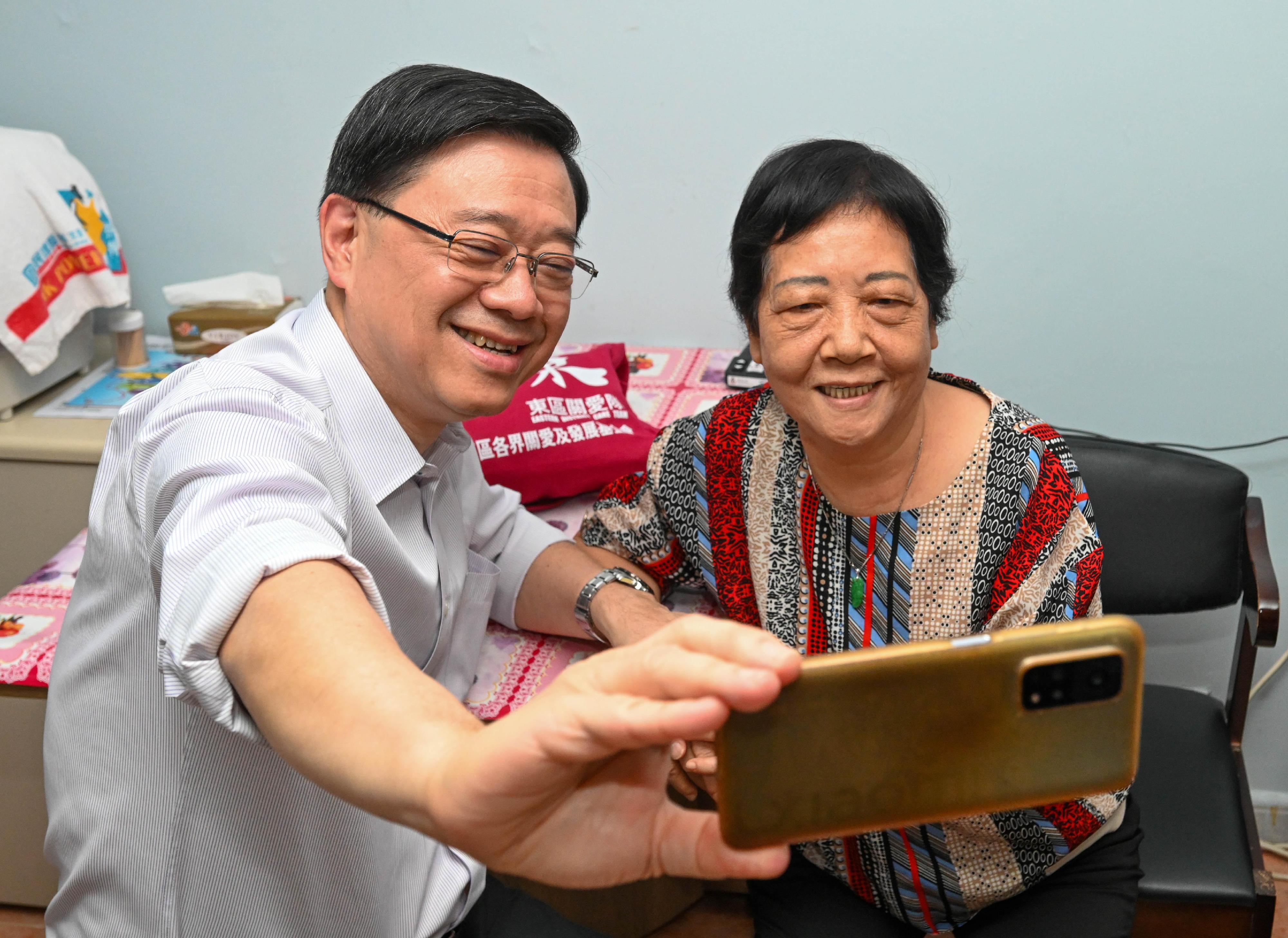 The Chief Executive, Mr John Lee, visited Eastern District today (August 30) to gather public views on the upcoming Policy Address. Photo shows Mr Lee (left) visiting an elderly resident living alone in Oi Tung Estate.