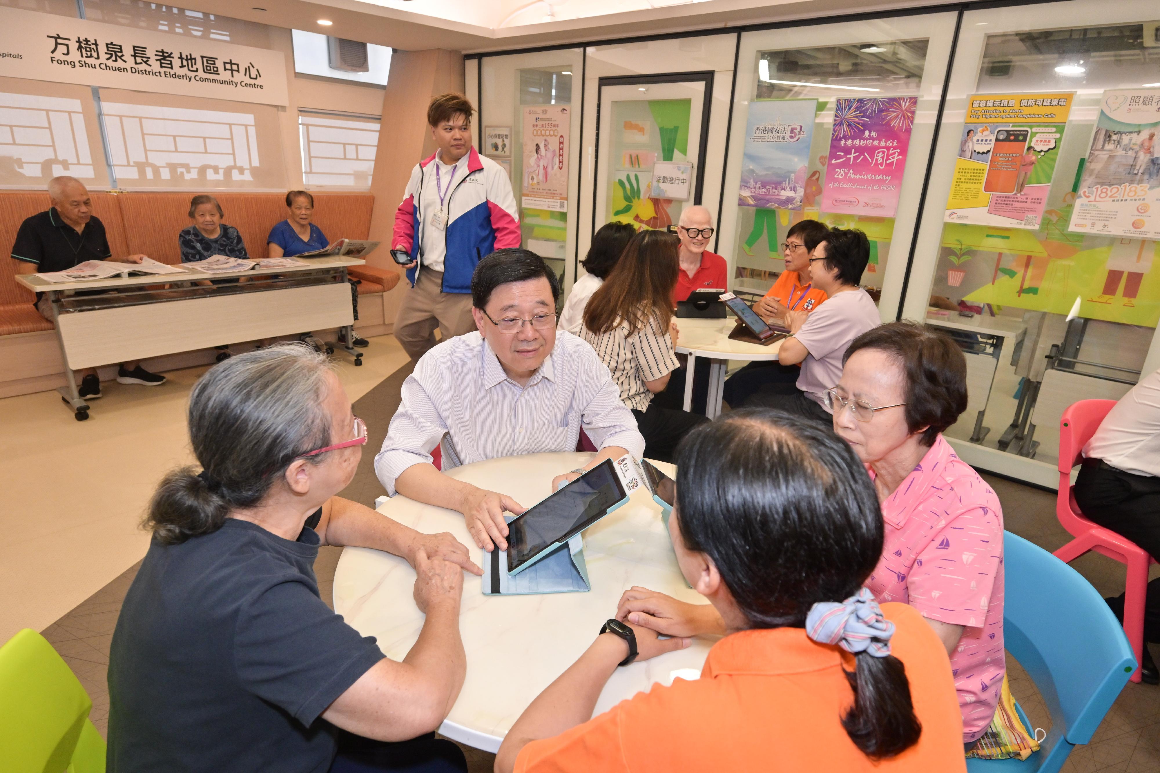 The Chief Executive, Mr John Lee, visited Eastern District today (August 30) to gather public views on the upcoming Policy Address. Photo shows Mr Lee (second left) visiting a social service building and interacting with the centre users.