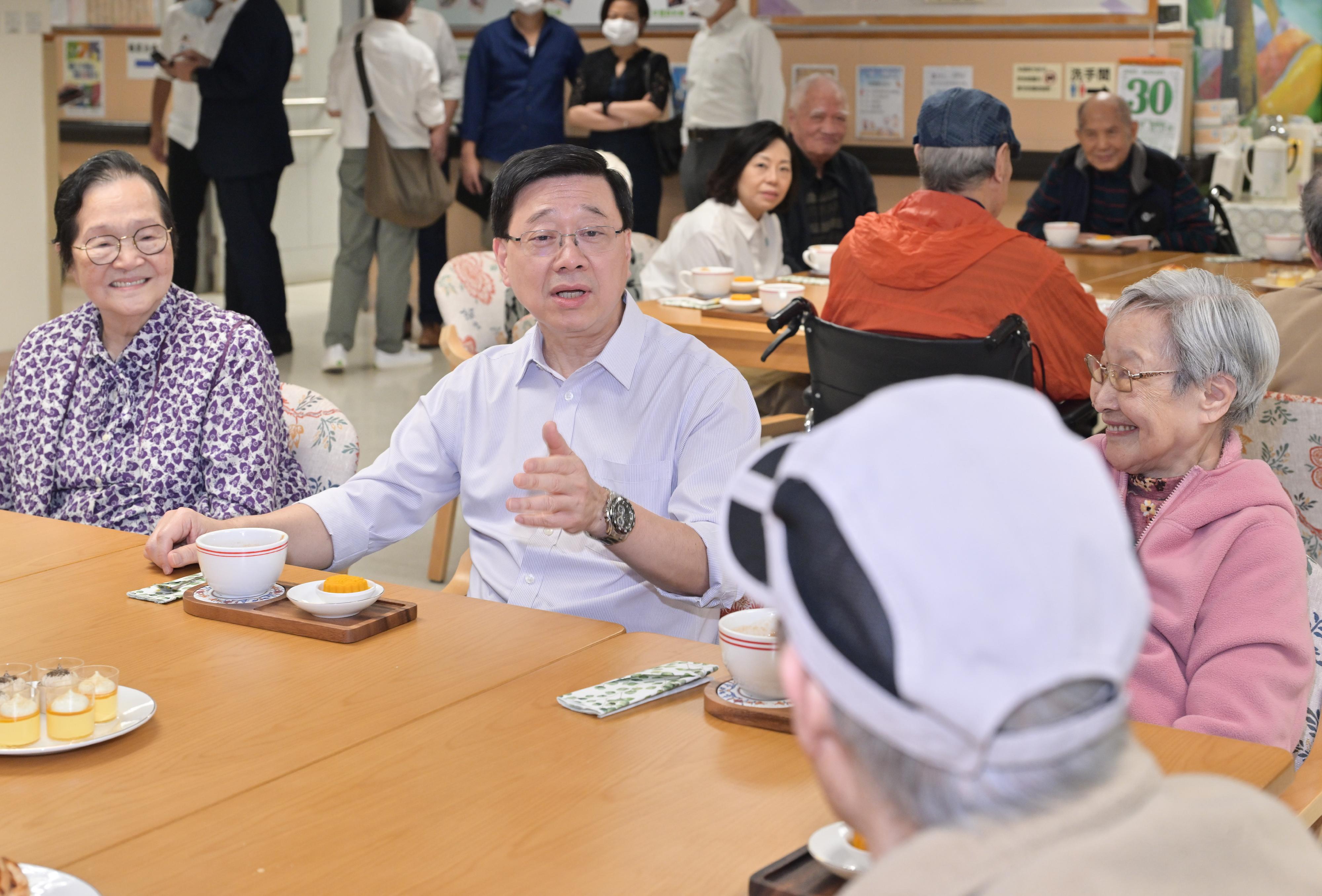 The Chief Executive, Mr John Lee, visited Eastern District today (August 30) to gather public views on the upcoming Policy Address. Photo shows Mr Lee (second left) visiting a social service building and interacting with the centre users.