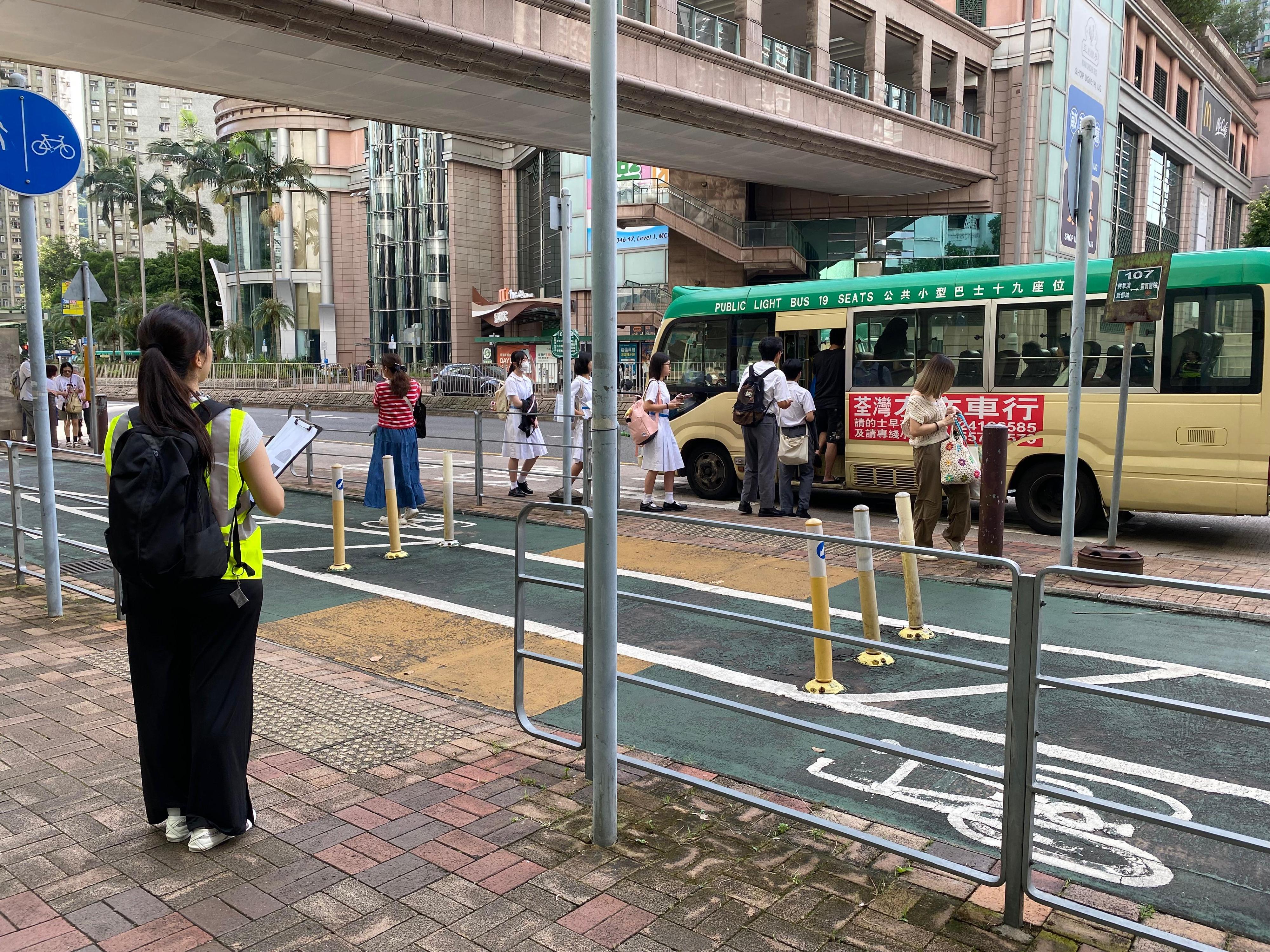 運輸署今日（九月一日）派出約100名人員，實地監察開學日港九新界主要公共運輸交匯處、車站、學校區、陸路口岸及隧道等交通情況，實時向緊急事故交通協調中心匯報，並在有需要時加強服務及實施相應交通管理措施。圖示人員（左一）在將軍澳監察交通情況。