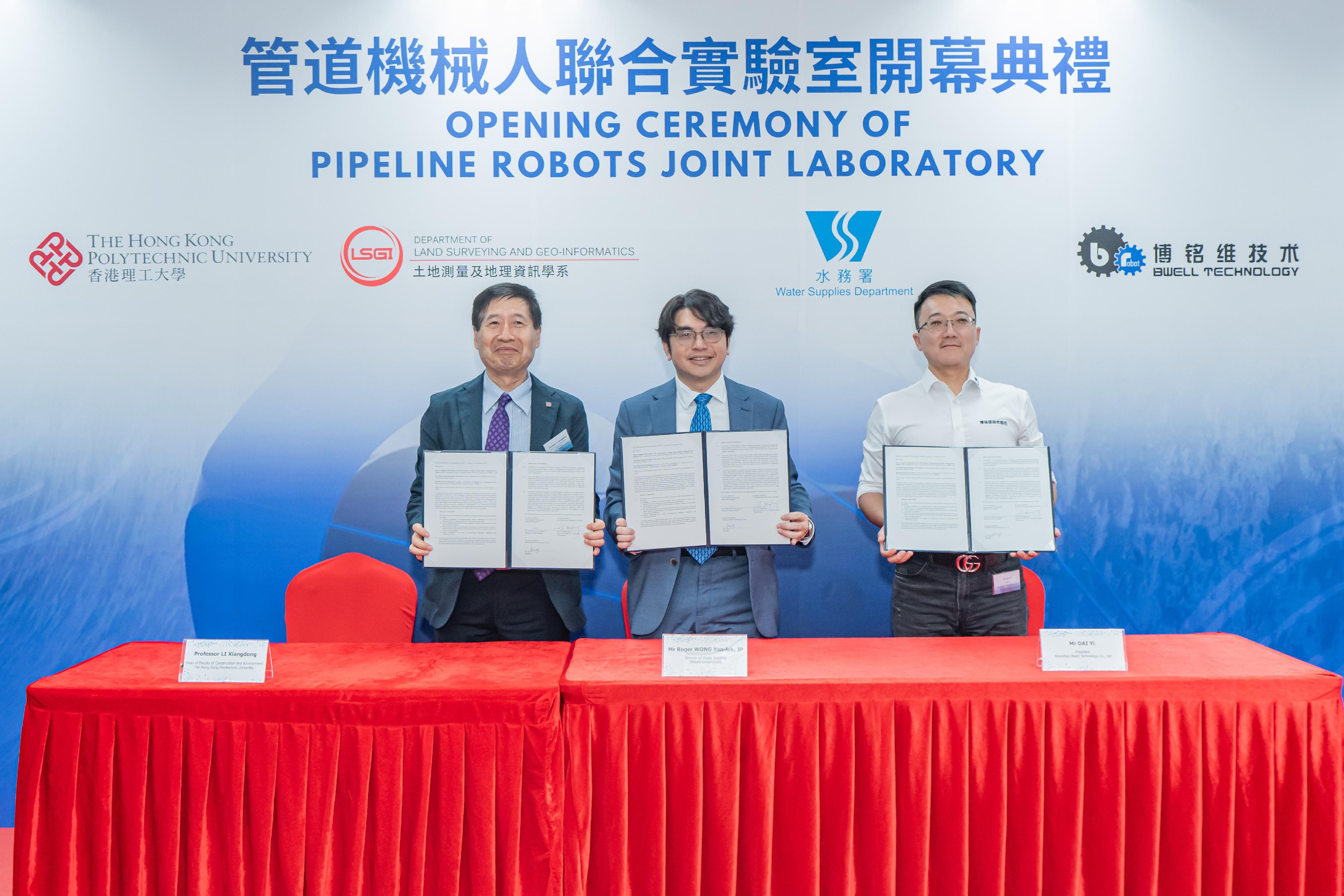 The Water Supplies Department today (September 1) announced the establishment of the Pipeline Robots Joint Laboratory and signed a Memorandum of Understanding with the Hong Kong Polytechnic University and Shenzhen Bwell Technology Co Ltd to jointly develop the relevant technologies. Photo shows the Director of Water Supplies, Mr Roger Wong (centre), with the Dean of the Faculty of Construction and Environment of the Hong Kong Polytechnic University, Professor Li Xiangdong (left), and the President of Shenzhen Bwell Technology Co Ltd, Mr Dai Yi (right).