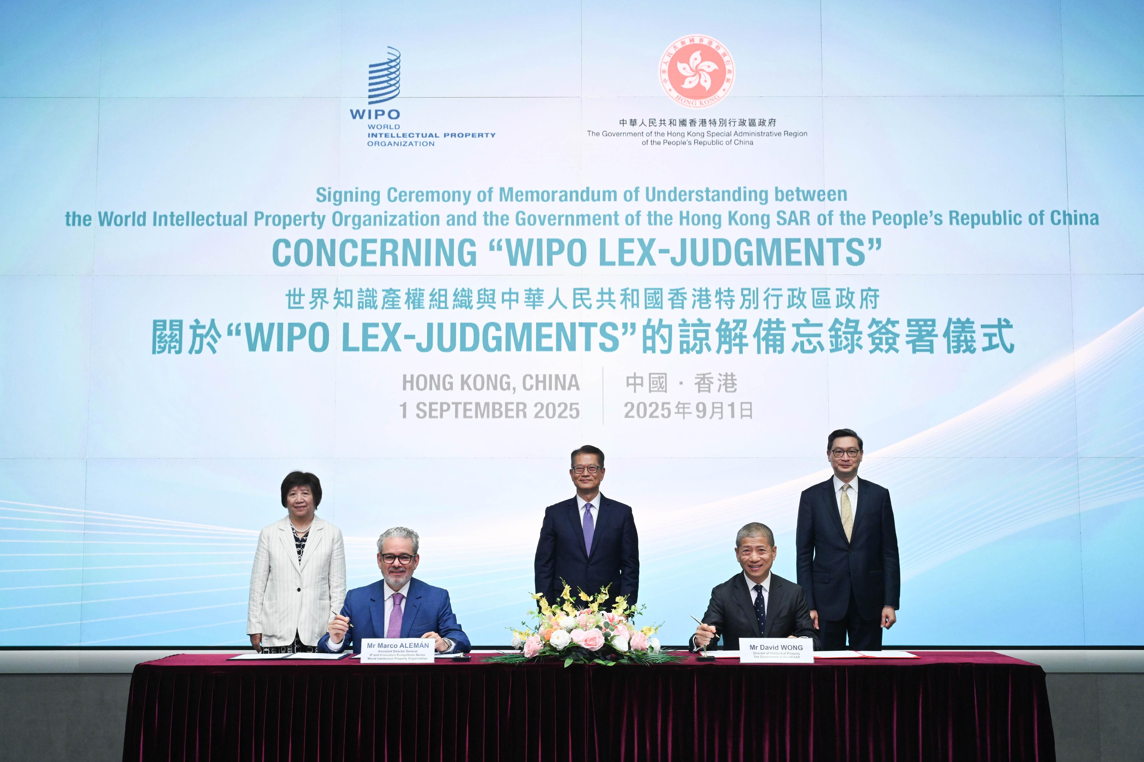 The Hong Kong Special Administrative Region Government today (September 1) signed a Memorandum of Understanding (MOU) with the World Intellectual Property Organization (WIPO) on co-operation with regard to the WIPO Lex-Judgments database. Photo shows the Financial Secretary, Mr Paul Chan (back row, centre); Deputy Director General of WIPO Ms Wang Binying (back row, left); and the Chief Judge of the High Court, Mr Justice Jeremy Poon (back row, right), witnessing the Director of Intellectual Property, Mr David Wong (front row, right), and Assistant Director General of WIPO Mr Marco Alemán (front row, left) signing the MOU.