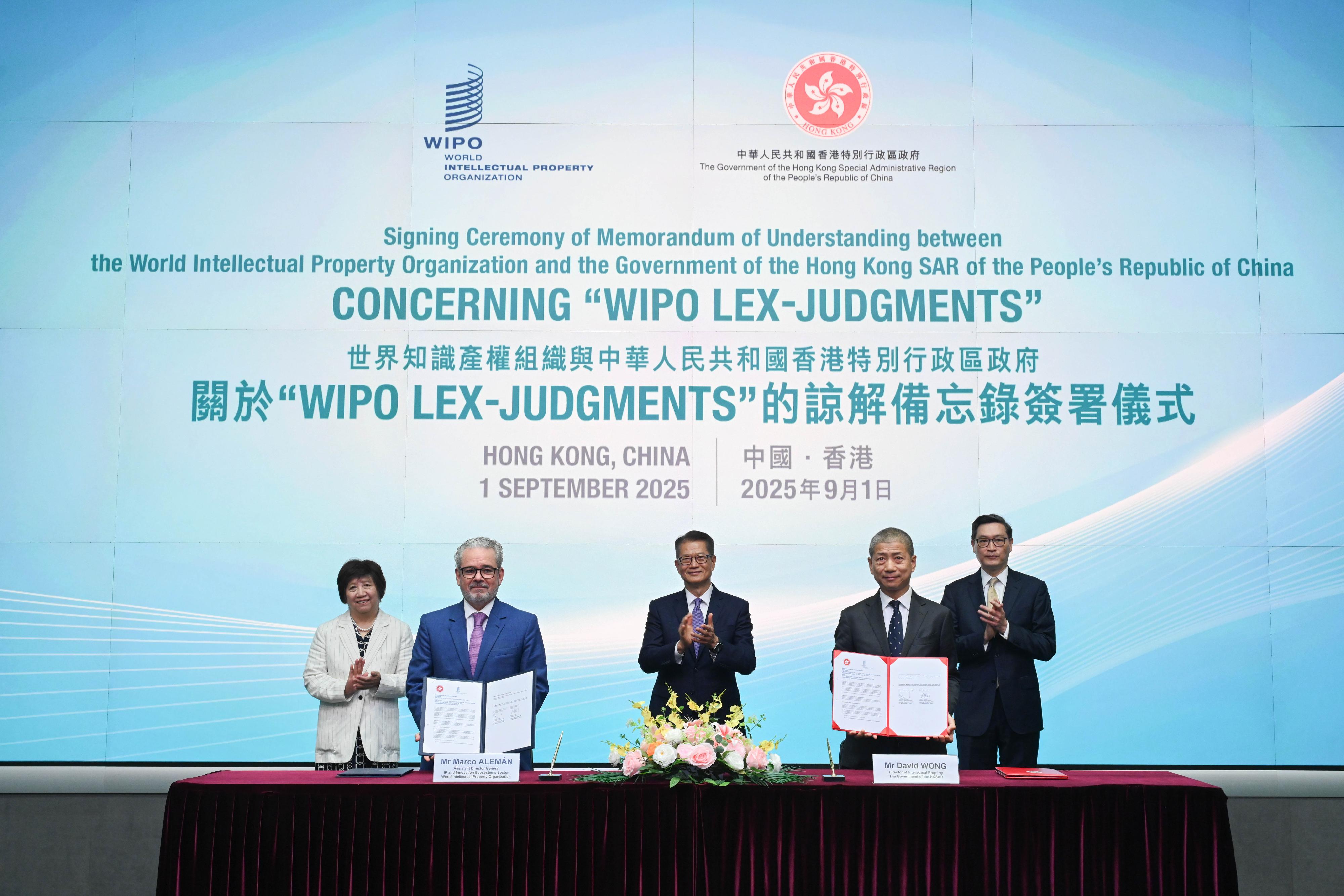 The Hong Kong Special Administrative Region Government today (September 1) signed a Memorandum of Understanding (MOU) with the World Intellectual Property Organization (WIPO) on co-operation with regard to the WIPO Lex-Judgments database. In the witness of the Financial Secretary, Mr Paul Chan (back row, centre); Deputy Director General of WIPO Ms Wang Binying (back row, left); and the Chief Judge of the High Court, Mr Justice Jeremy Poon (back row, right), the MOU was signed by the Director of Intellectual Property, Mr David Wong (front row, right), and Assistant Director General of WIPO Mr Marco Alemán (front row, left).