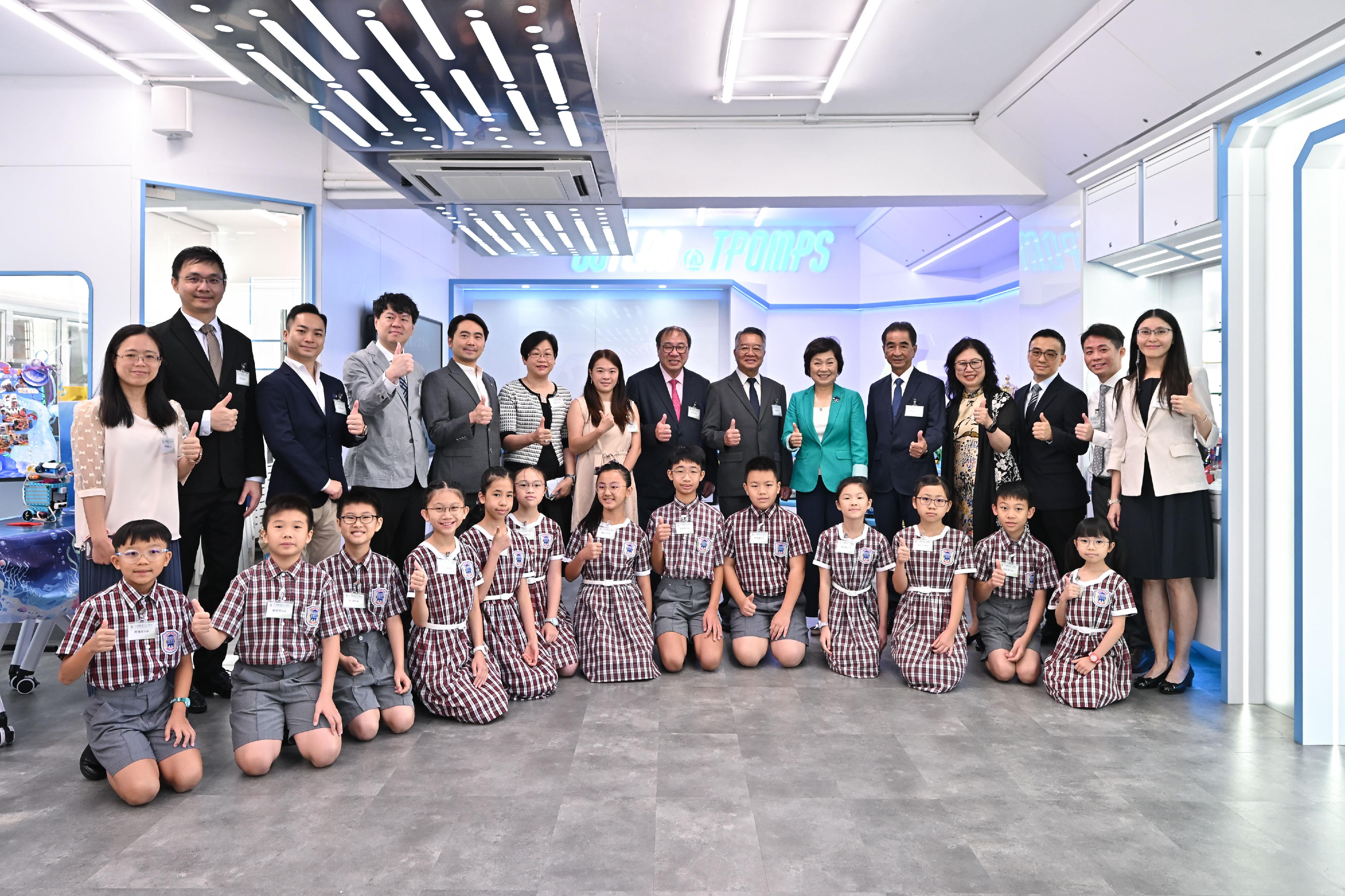 The Secretary for Education, Dr Choi Yuk-lin, visited Tai Po Old Market Public School on the first school day today (September 1). Photo shows Dr Choi (back row, sixth right) with teachers and students after visiting the Innovation and Technology Room at the school.