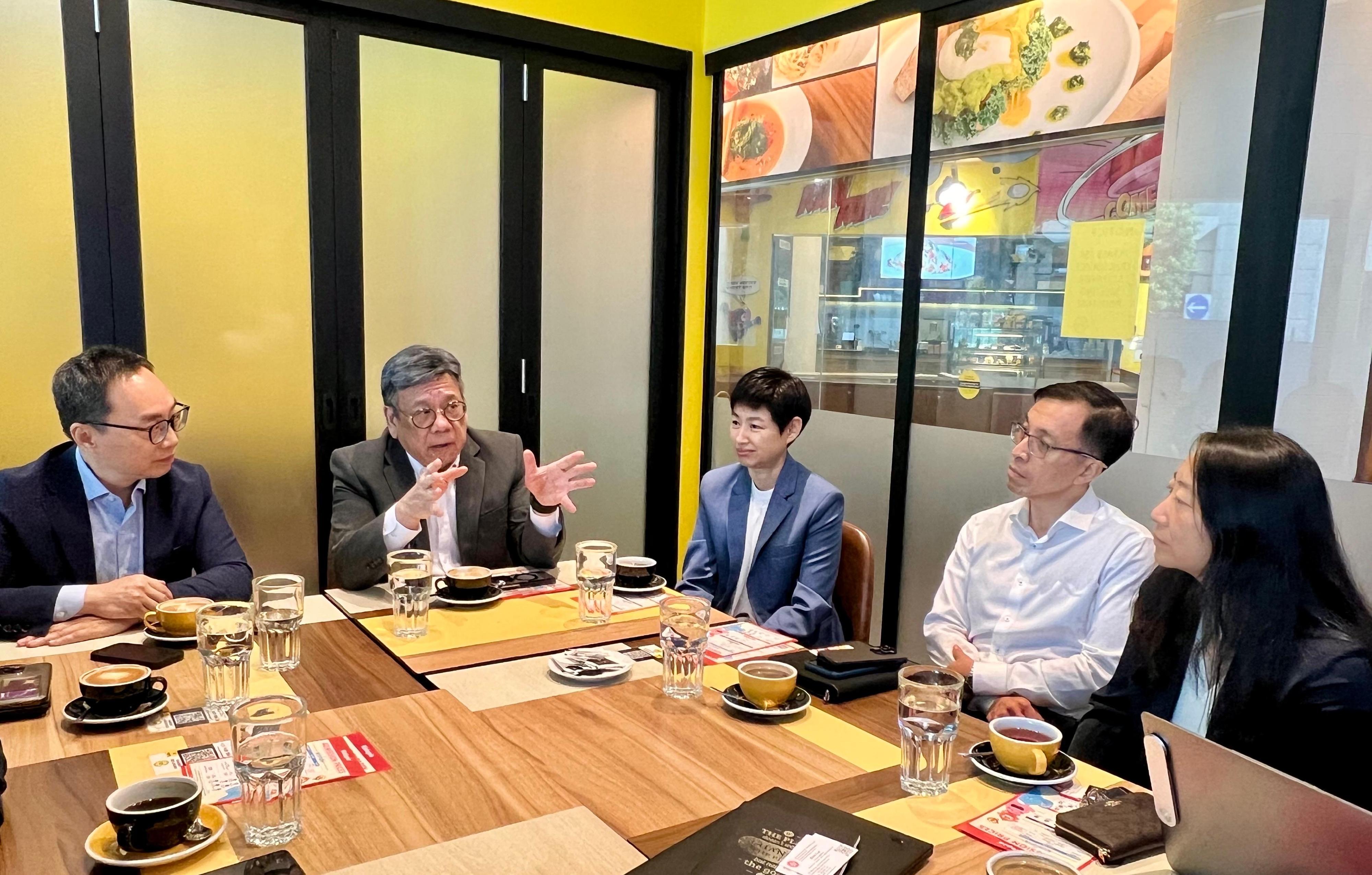 The Secretary for Commerce and Economic Development, Mr Algernon Yau, today (September 1) visited Singapore to have exchanges with the political and business sectors to forge an even closer relationship between Hong Kong and Singapore, leveraging the complementary advantages of the two places. Photo shows Mr Yau (second left) visiting a family edutainment company that has outlets in Hong Kong and exchanging with the company's senior management. The Director of the Hong Kong Economic and Trade Office in Singapore, Mr Owin Fung (first left), also attended.