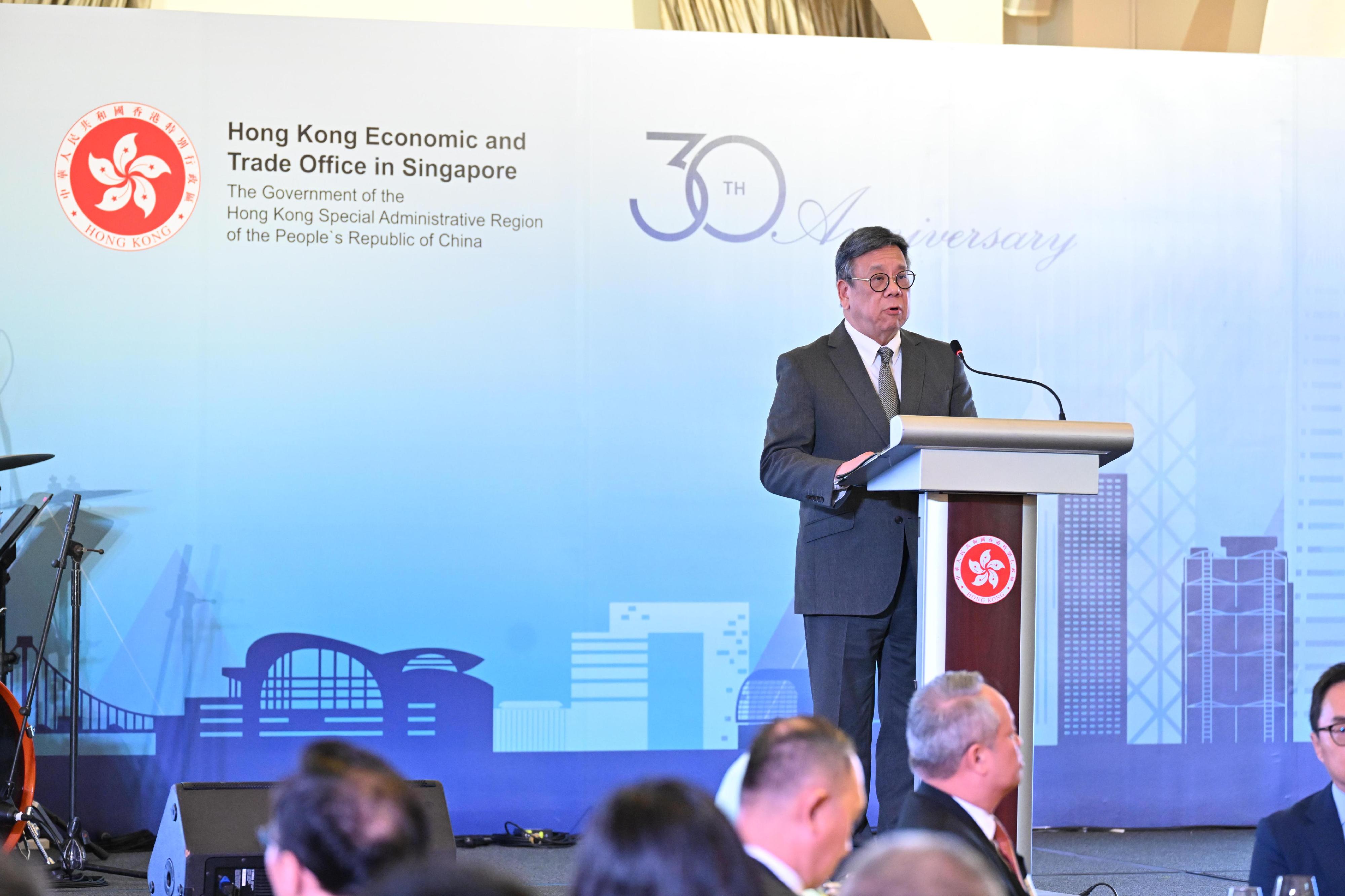 The Secretary for Commerce and Economic Development, Mr Algernon Yau, today (September 1) visited Singapore to have exchanges with the political and business sectors to forge an even closer relationship between Hong Kong and Singapore, leveraging the complementary advantages of the two places. Photo shows Mr Yau speaking at a celebration dinner on the 30th anniversary of the establishment of the Hong Kong Economic and Trade Office in Singapore.