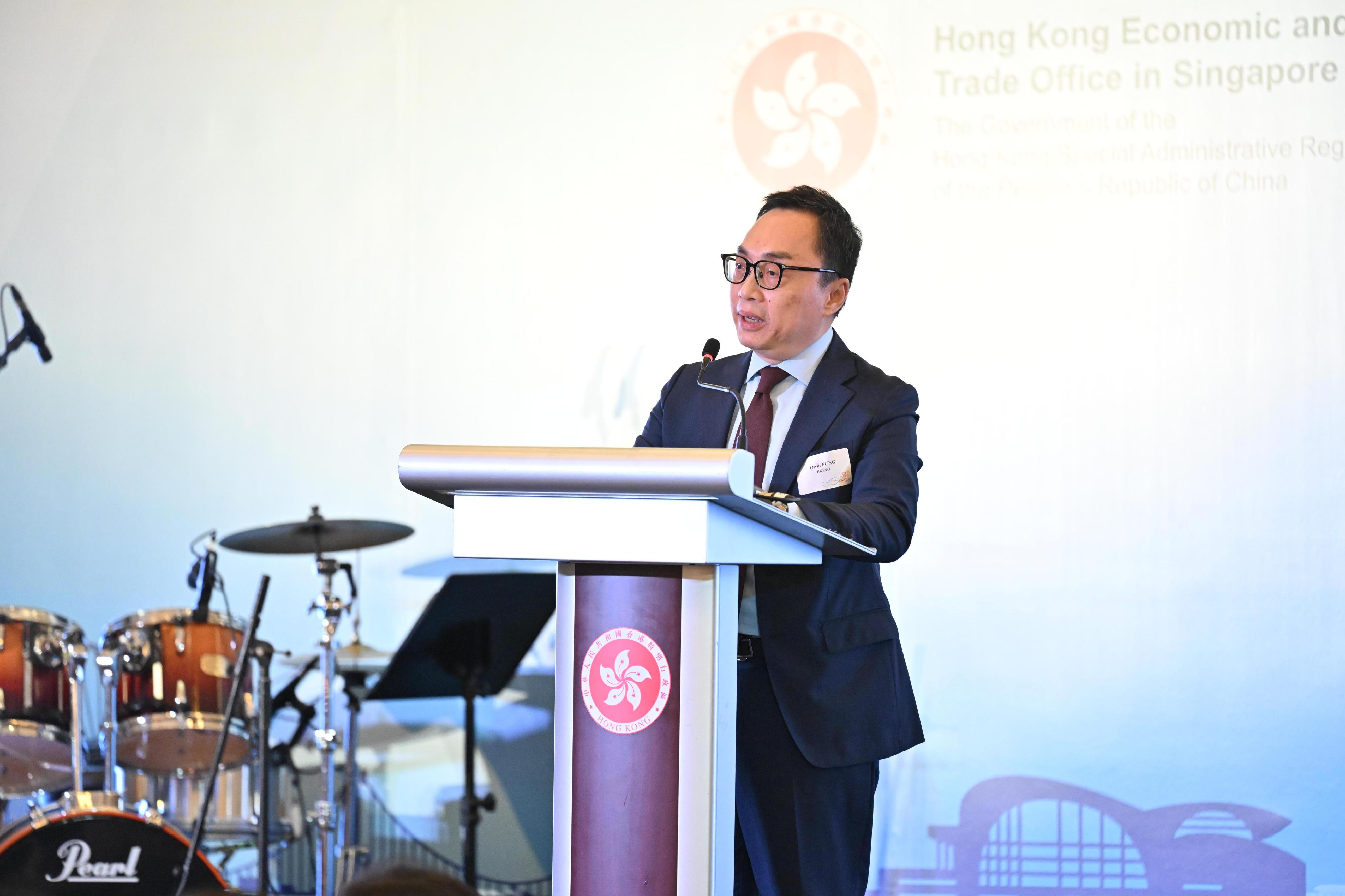 The Hong Kong Economic and Trade Office in Singapore (Singapore ETO) hosted a celebration dinner in Singapore today (September 1) to celebrate the 30th anniversary of its establishment. Photo shows the Director of the Singapore ETO, Mr Owin Fung, delivering a speech at the dinner.
