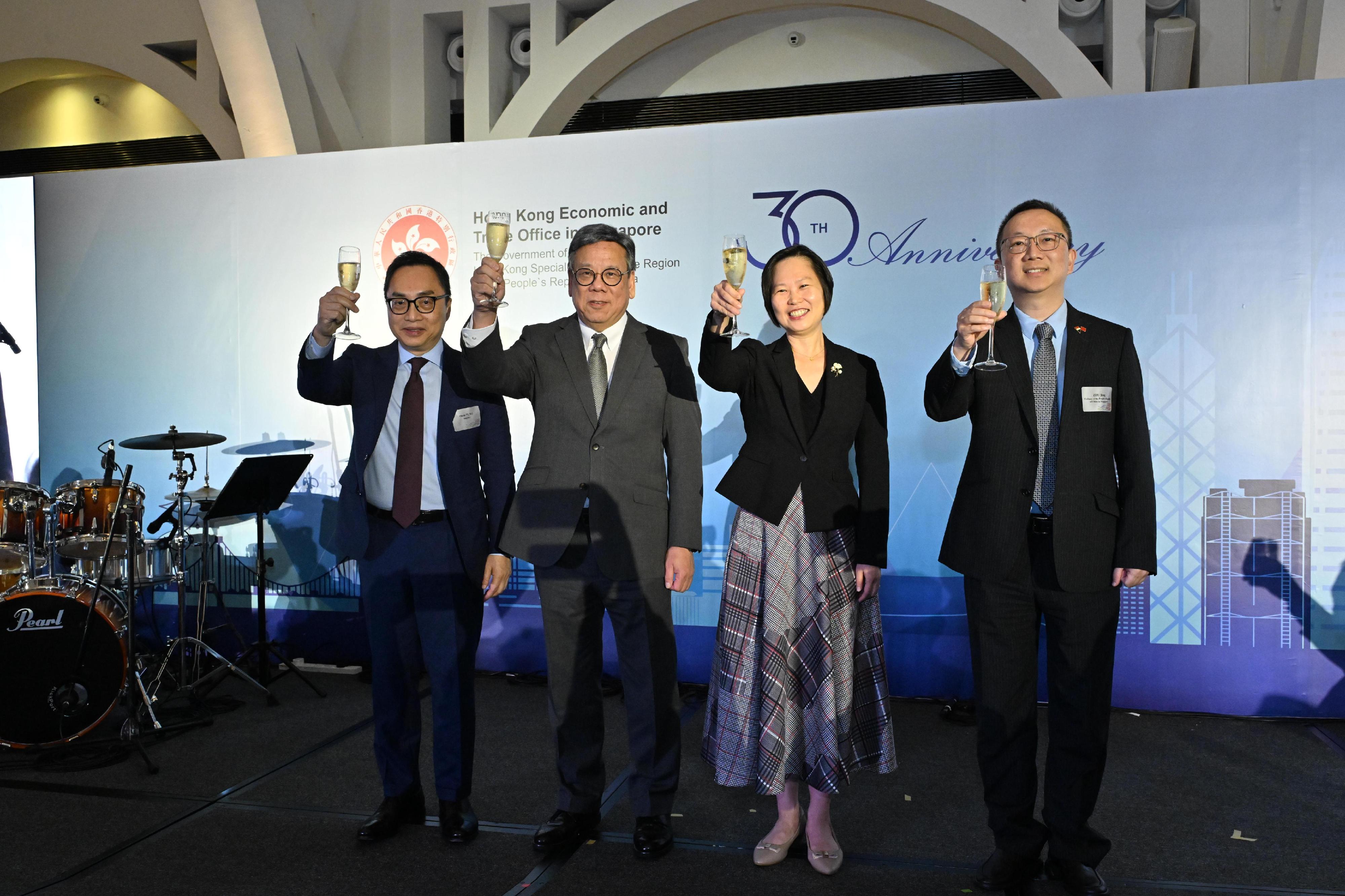 The Secretary for Commerce and Economic Development, Mr Algernon Yau, today (September 1) visited Singapore to have exchanges with the political and business sectors to forge an even closer relationship between Hong Kong and Singapore, leveraging the complementary advantages of the two places. Photo shows Mr Yau (second left), together with the Minister of State for Foreign Affairs and Trade and Industry of Singapore, Ms Gan Siow Huang (second right); the Chargé d'Affaires of the Chinese Embassy in Singapore, Mr Zhu Jing (first right); and the Director of the Hong Kong Economic and Trade Office in Singapore (Singapore ETO), Mr Owin Fung (first left), proposing a toast at a celebration dinner on the 30th anniversary of the establishment of the Singapore ETO.