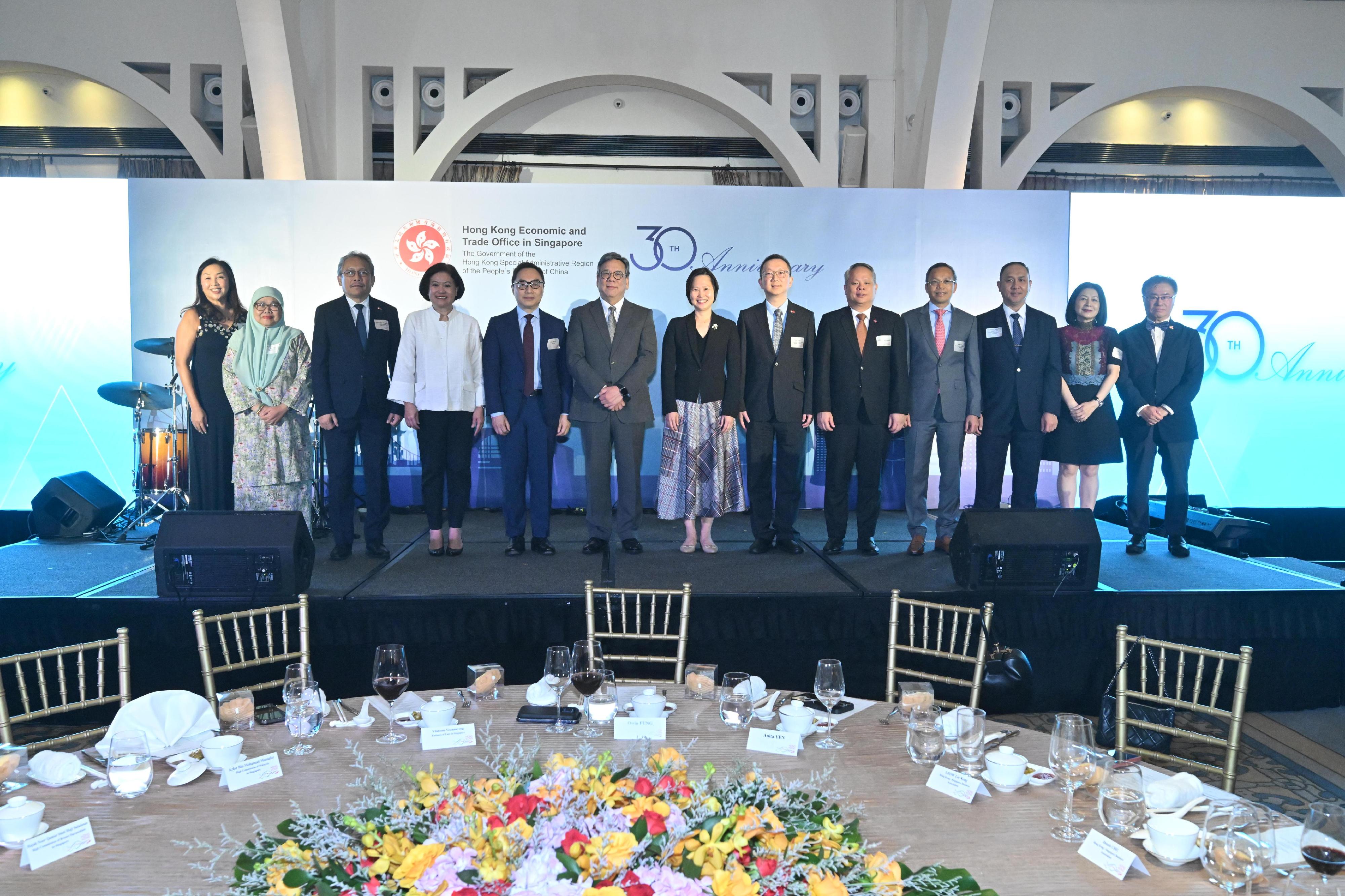 The Secretary for Commerce and Economic Development, Mr Algernon Yau, today (September 1) visited Singapore to have exchanges with the political and business sectors to forge an even closer relationship between Hong Kong and Singapore, leveraging the complementary advantages of the two places. Photo shows Mr Yau (sixth left); the Minister of State for Foreign Affairs and Trade and Industry of Singapore, Ms Gan Siow Huang (seventh right); the Chargé d'Affaires of the Chinese Embassy in Singapore, Mr Zhu Jing (sixth right); and the Director of the Hong Kong Economic and Trade Office in Singapore (Singapore ETO), Mr Owin Fung (fifth left), with other guests at a celebration dinner on the 30th anniversary of the establishment of the Singapore ETO.