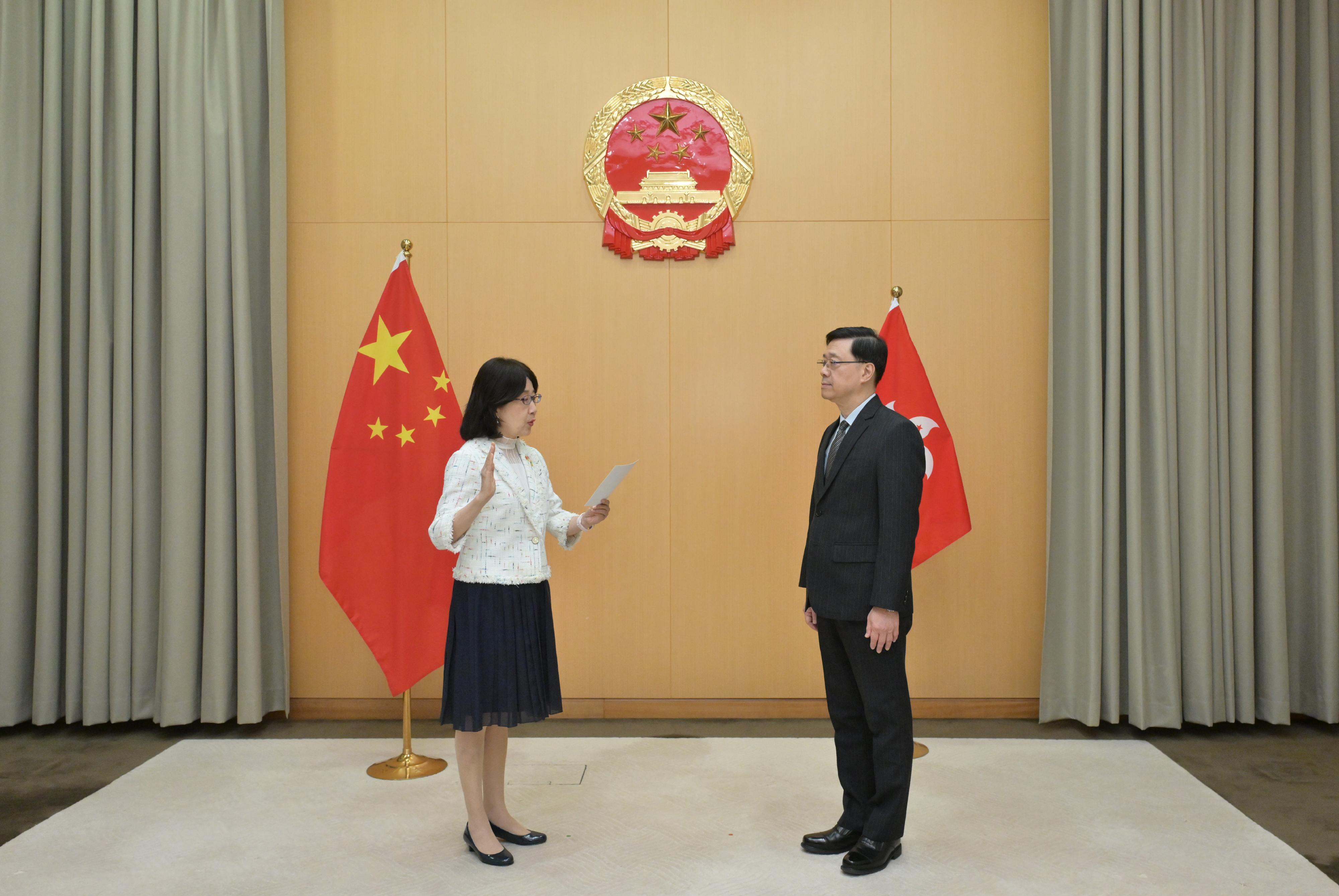 個人資料私隱專員鍾麗玲今日（九月一日）在行政長官李家超監誓下作出誓言，宣誓擁護《中華人民共和國香港特別行政區基本法》，效忠中華人民共和國香港特別行政區，盡忠職守，遵守法律，廉潔奉公，為香港特別行政區服務。