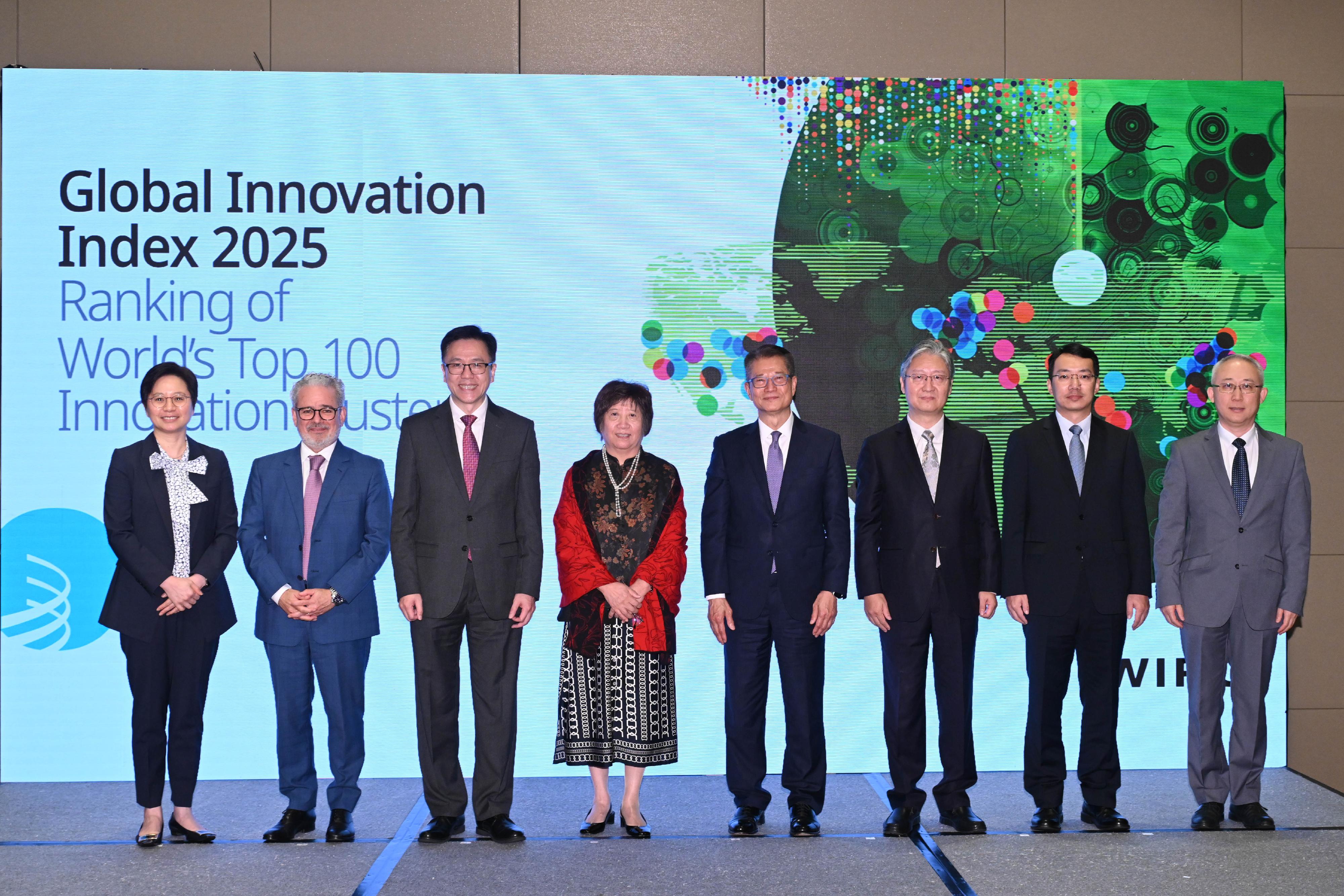 The Financial Secretary, Mr Paul Chan, attended 2025 Global Innovation Index Ranking of World’s Top 100 Innovation Clusters ceremonial dinner today (September 1). Photo shows Mr Chan (fourth right); Deputy Director General of World Intellectual Property Organization, Ms Wang Binying (fourth left); Deputy Commissioner of the China National Intellectual Property Administration Mr Zhang Zhicheng (third right); Deputy Director of Bureau III of the Hong Kong and Macao Affairs Office of the State Council, Mr Wang Jie (second right); Deputy Commissioner of the Office of the Commissioner of the Ministry of Foreign Affairs of the People's Republic of China in the HKSAR Mr Li Yongsheng (first right), and other guests at the dinner.

