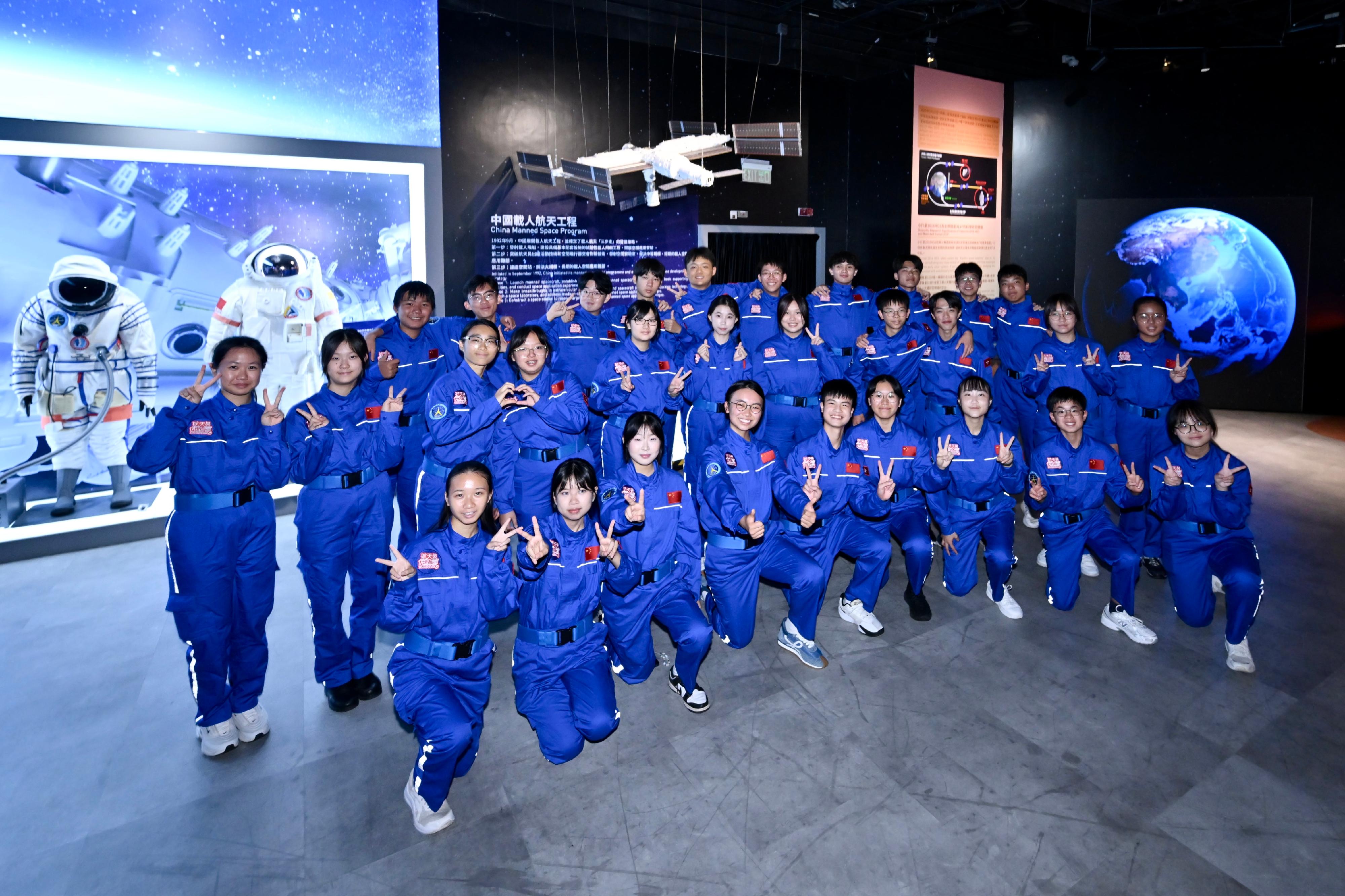 三十名中學生參加了由香港太空館策劃的「少年太空人體驗營2025」，早前在北京、酒泉、西安等地完成為期九日的訓練，並在今日（九月二日）舉行分享會。圖示學員參觀香港科學館的「中國銀行（香港）呈獻：國家發展成就系列──無盡探索：中國的航天、航空及航海」展覽。