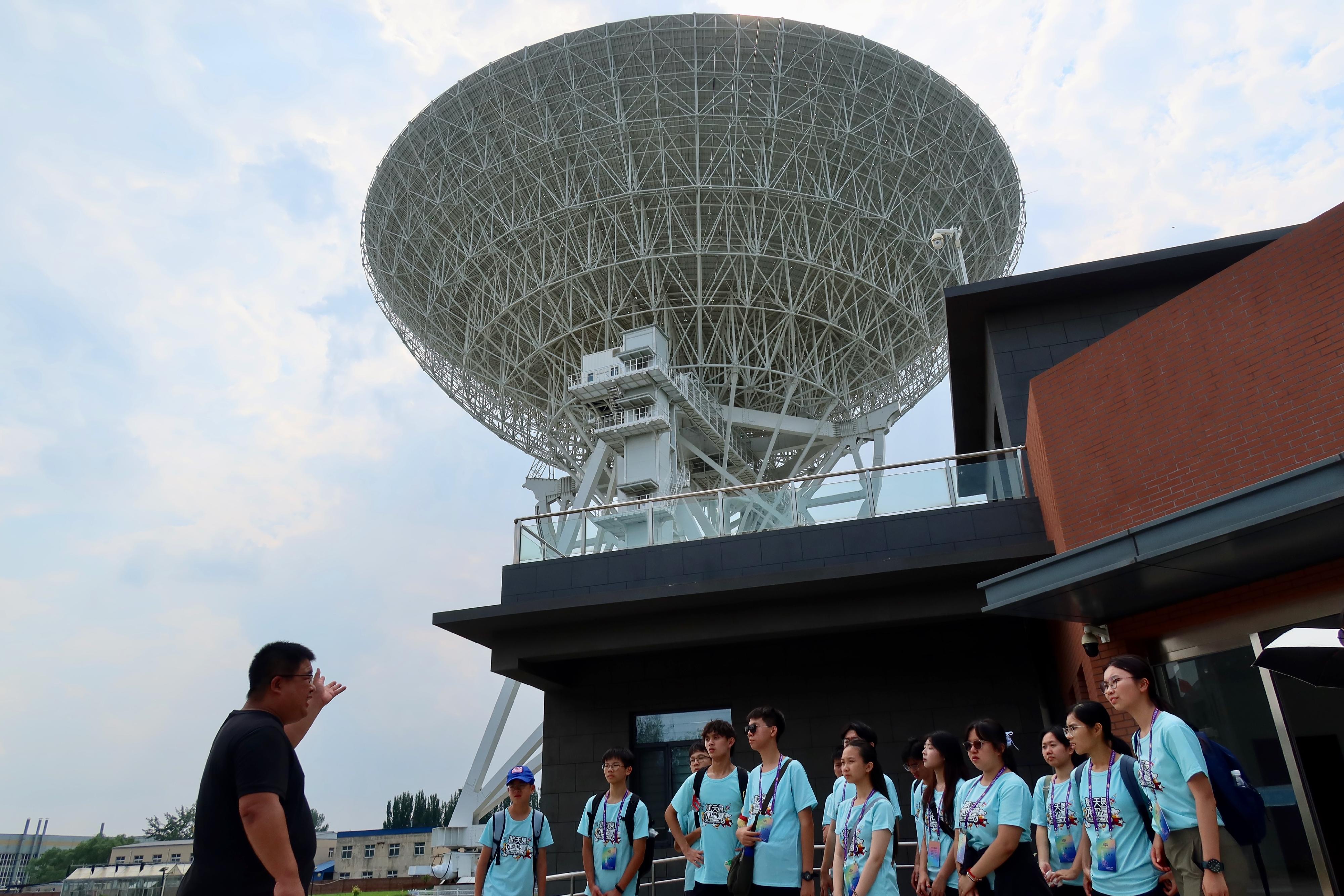 三十名中學生參加了由香港太空館策劃、七月二十五日至八月二日舉行的「少年太空人體驗營2025」，早前在北京、酒泉、西安等地完成為期九日的訓練。圖示學員參觀國家天文台武清觀測站。