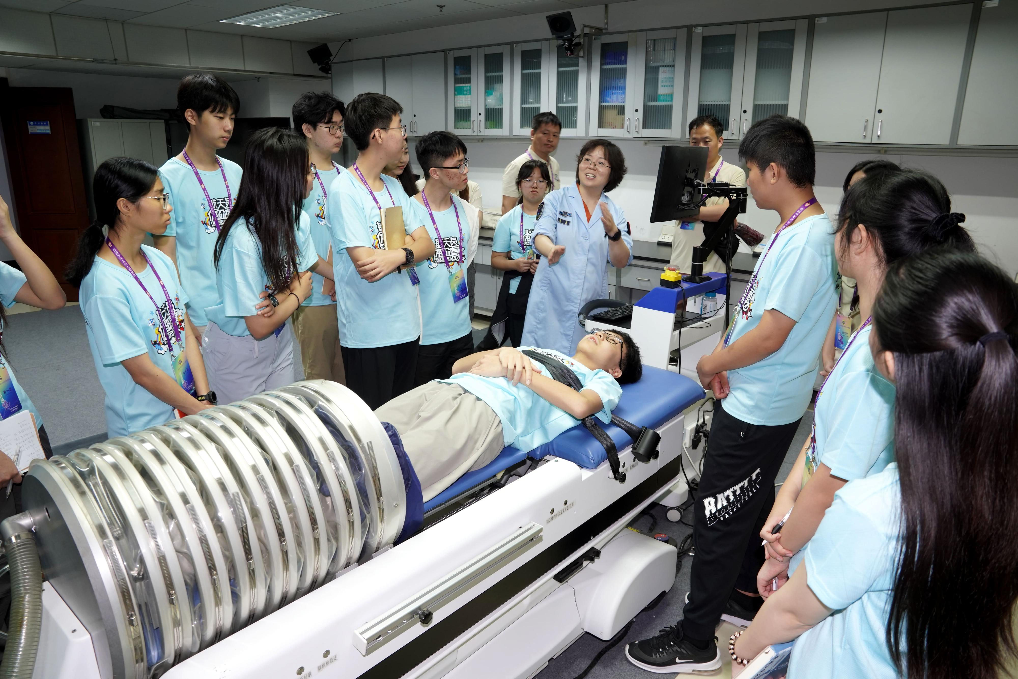 三十名中學生參加了由香港太空館策劃、七月二十五日至八月二日舉行的「少年太空人體驗營2025」，早前在北京、酒泉、西安等地完成為期九日的訓練。圖示一名學員在中國航天員科研訓練中心體驗下身負壓裝置。
