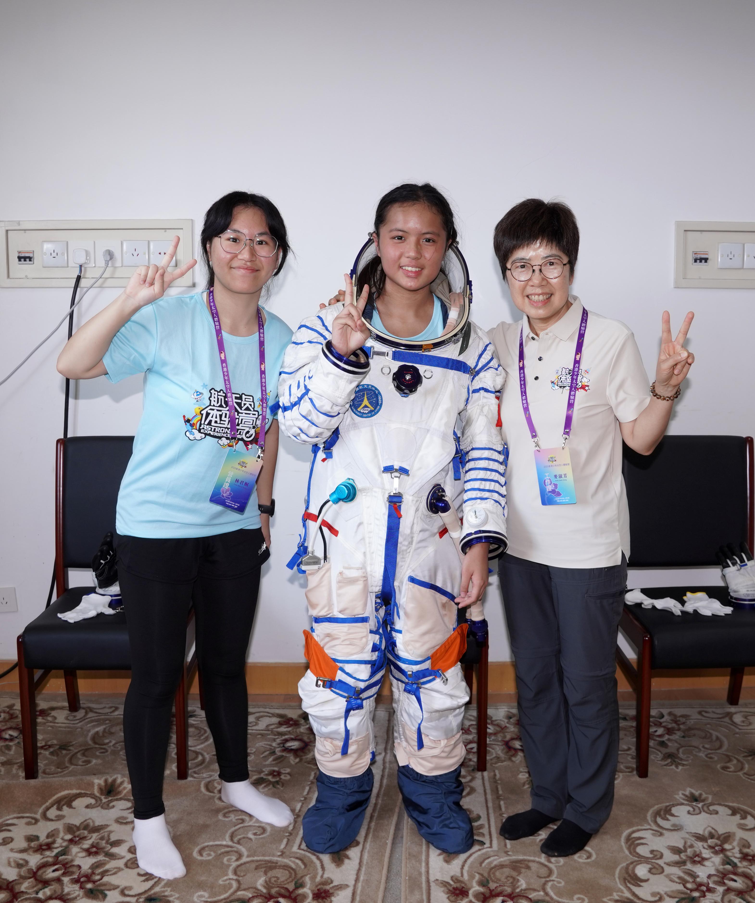 三十名中學生參加了由香港太空館策劃、七月二十五日至八月二日舉行的「少年太空人體驗營2025」，早前在北京、酒泉及西安等地完成為期九日的訓練。圖示一名學員在中國航天員科研訓練中心體驗穿脫航天服。