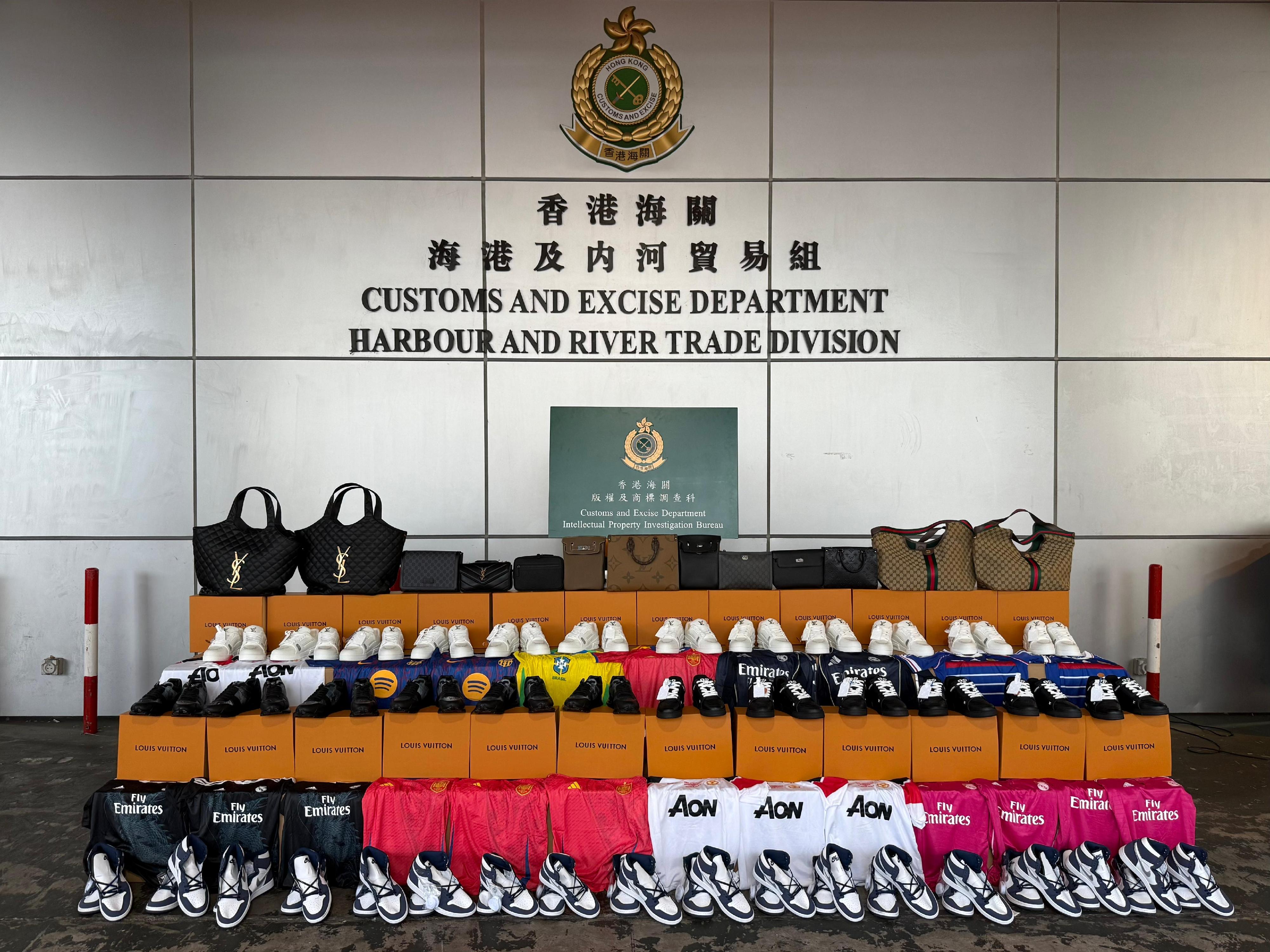 香港海關八月十三日在屯門內河船碼頭海關驗貨場檢獲約七千七百件懷疑冒牌貨物，包括波鞋、手袋和球衣，估計市值約一百二十七萬元。圖示檢獲的懷疑冒牌貨物。