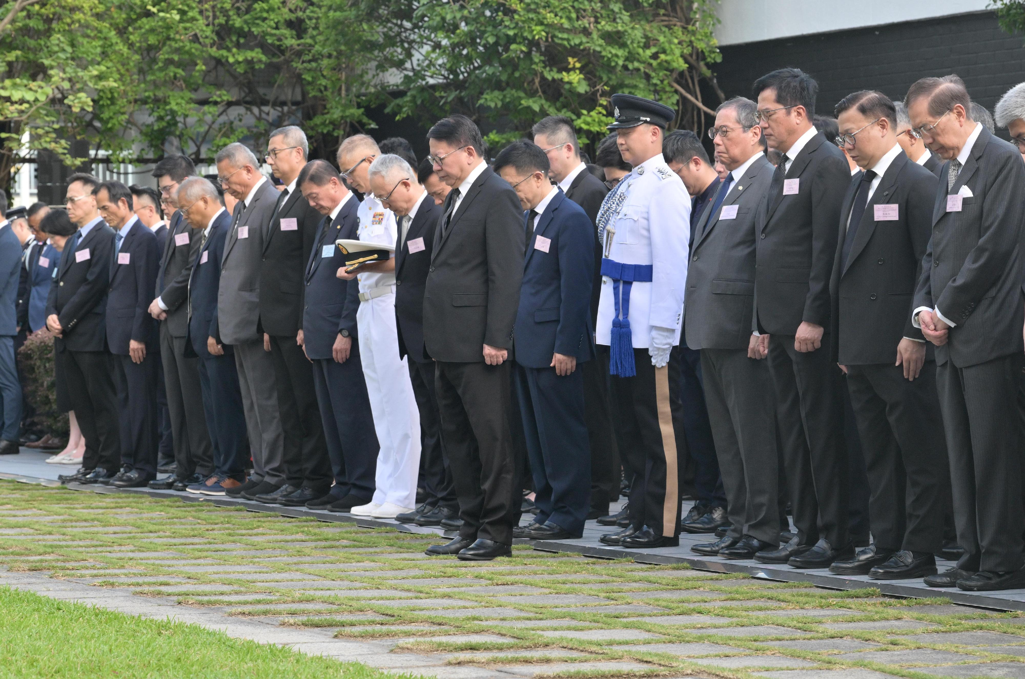 署理行政長官陳國基和政府高層官員今日（九月三日）在香港大會堂紀念花園出席中國人民抗日戰爭暨世界反法西斯戰爭勝利80周年紀念儀式。