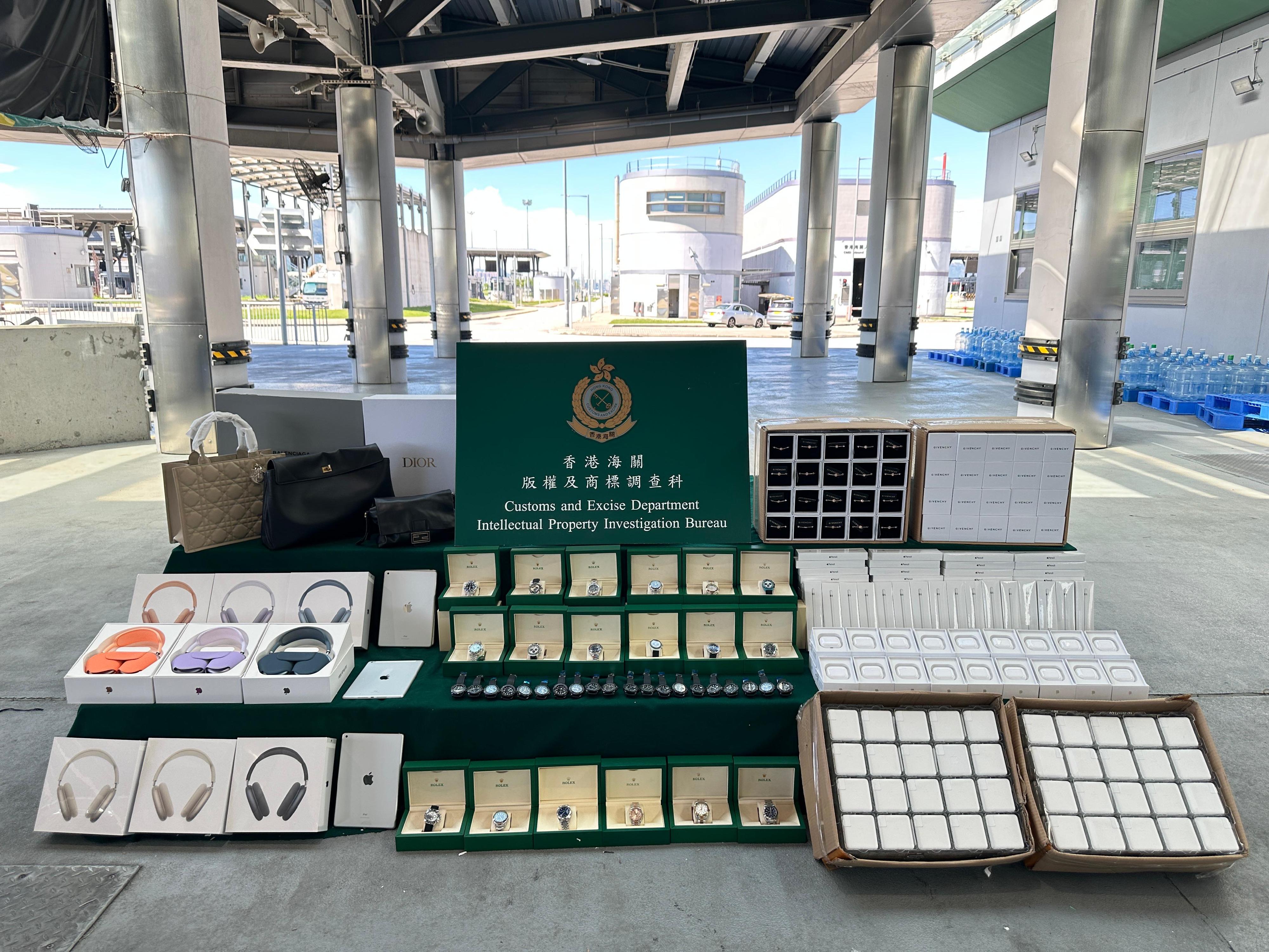 香港海關八月二十一日在港珠澳大橋香港口岸檢獲約一萬四千件懷疑冒牌貨物，估計市值約一百六十萬元。圖示部分檢獲的懷疑冒牌貨物。