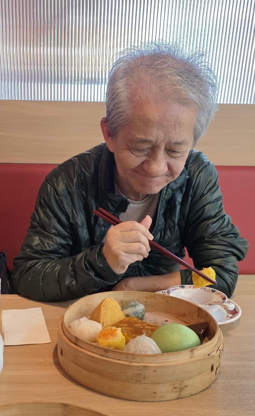 Yu Wai-hung, aged 70, is about 1.65 metres tall, 60 kilograms in weight and of thin build. He has a pointed face with yellow complexion and short grey hair. He was last seen wearing a black jacket, black trousers and black shoes. His left leg is prosthetic.