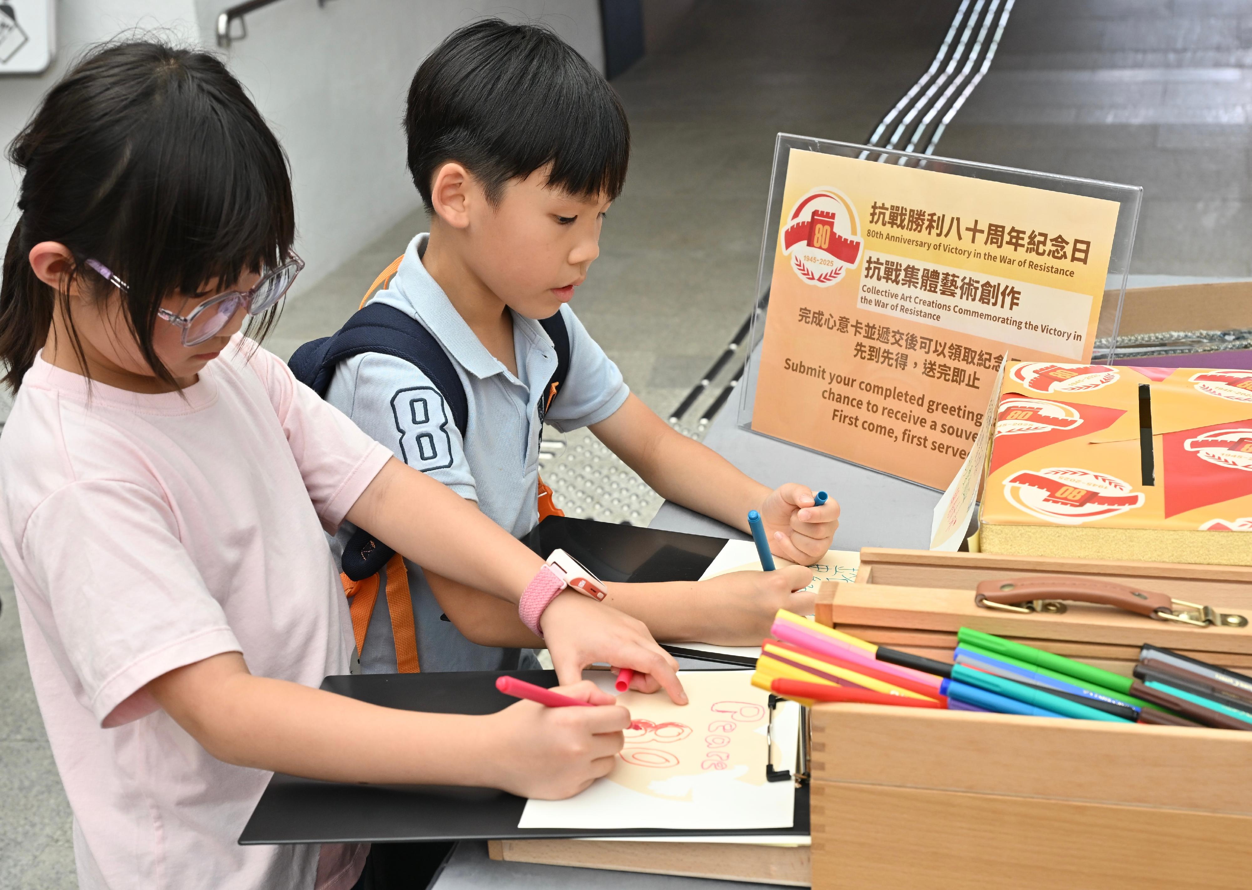 Today (September 3) is the Victory Day of the Chinese People's War of Resistance Against Japanese Aggression. The Hong Kong Museum of the War of Resistance and Coastal Defence organised a collaborative art creation activity. Photo shows members of the public writing cards to express their feelings about the War of Resistance as well as respect for the martyrs and veterans.
