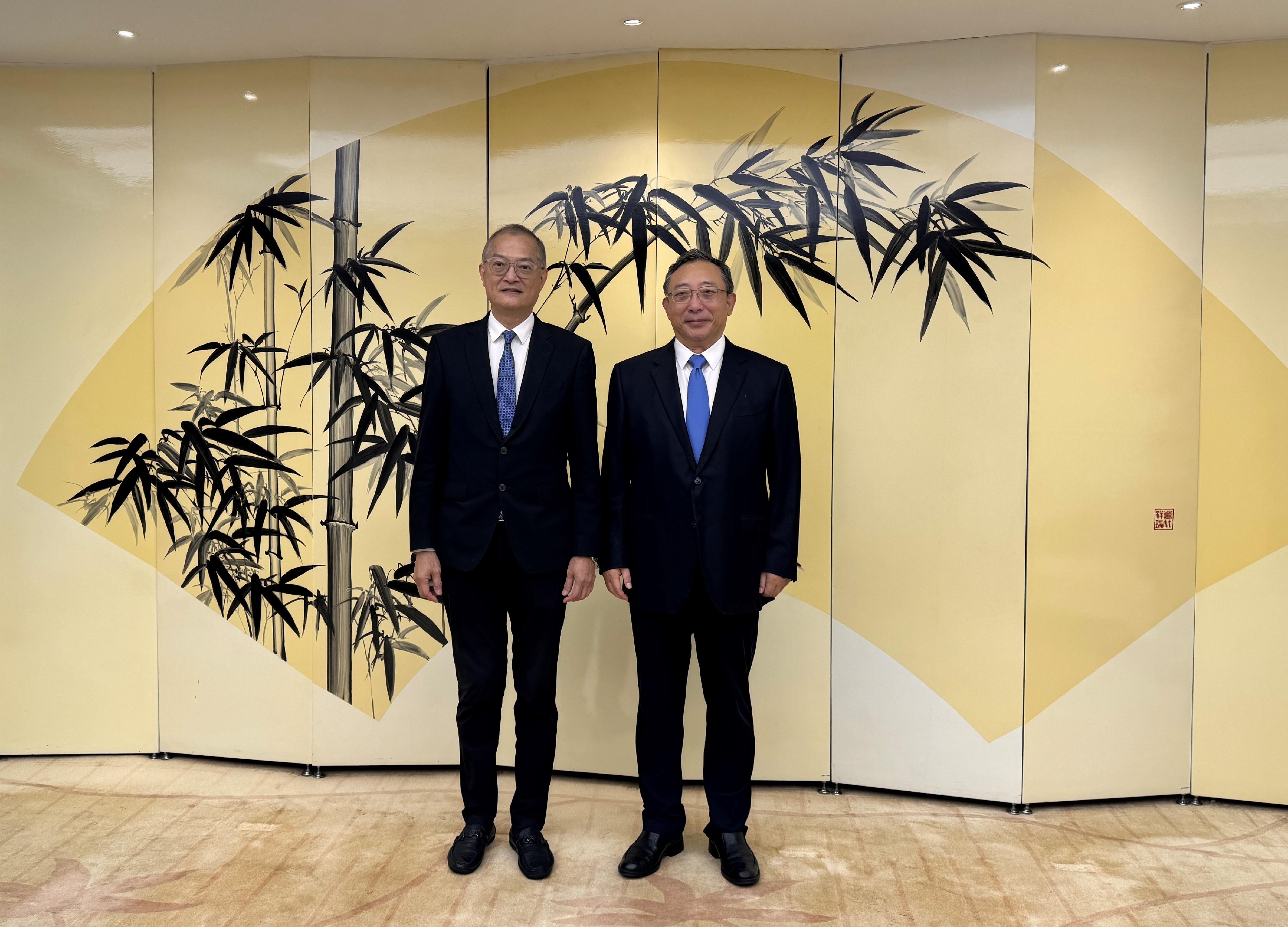 醫務衞生局局長盧寵茂教授今日（九月四日）率領代表團在北京拜訪國家衞生健康委員會（衞健委）。圖示盧寵茂教授（左）與衞健委副主任曹雪濤院士（右）合照。