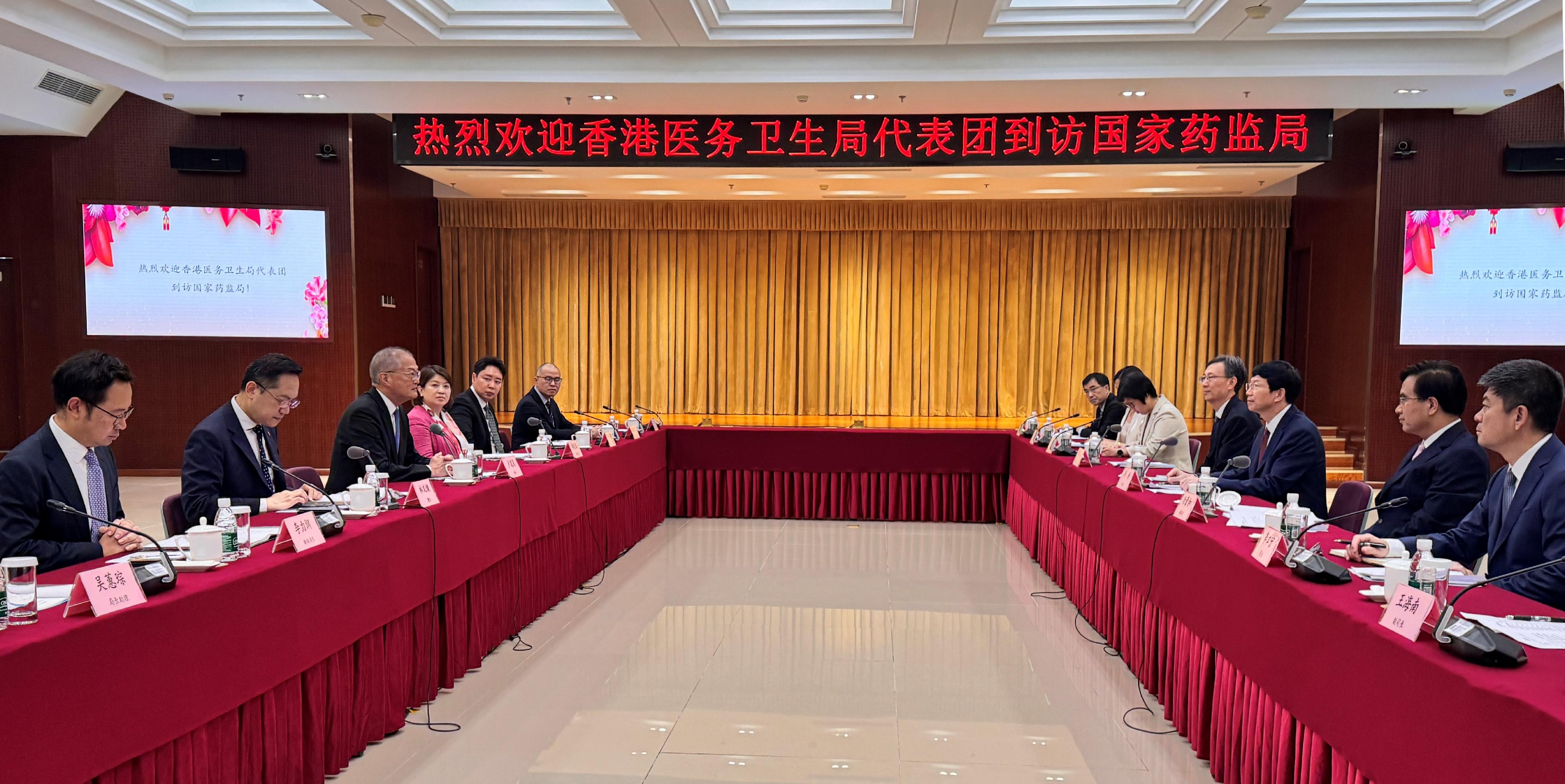 醫務衞生局（醫衞局）局長盧寵茂教授（左三）今日（九月四日）率領代表團在北京與國家藥品監督管理局局長李利（右三）會面，並向他介紹香港發展成為國際醫療創新樞紐的多項重要措施。衞生署署長林文健醫生（左二）、醫衞局副秘書長李力綱（左一）和醫院管理局行政總裁李夏茵醫生（左四）亦有出席。