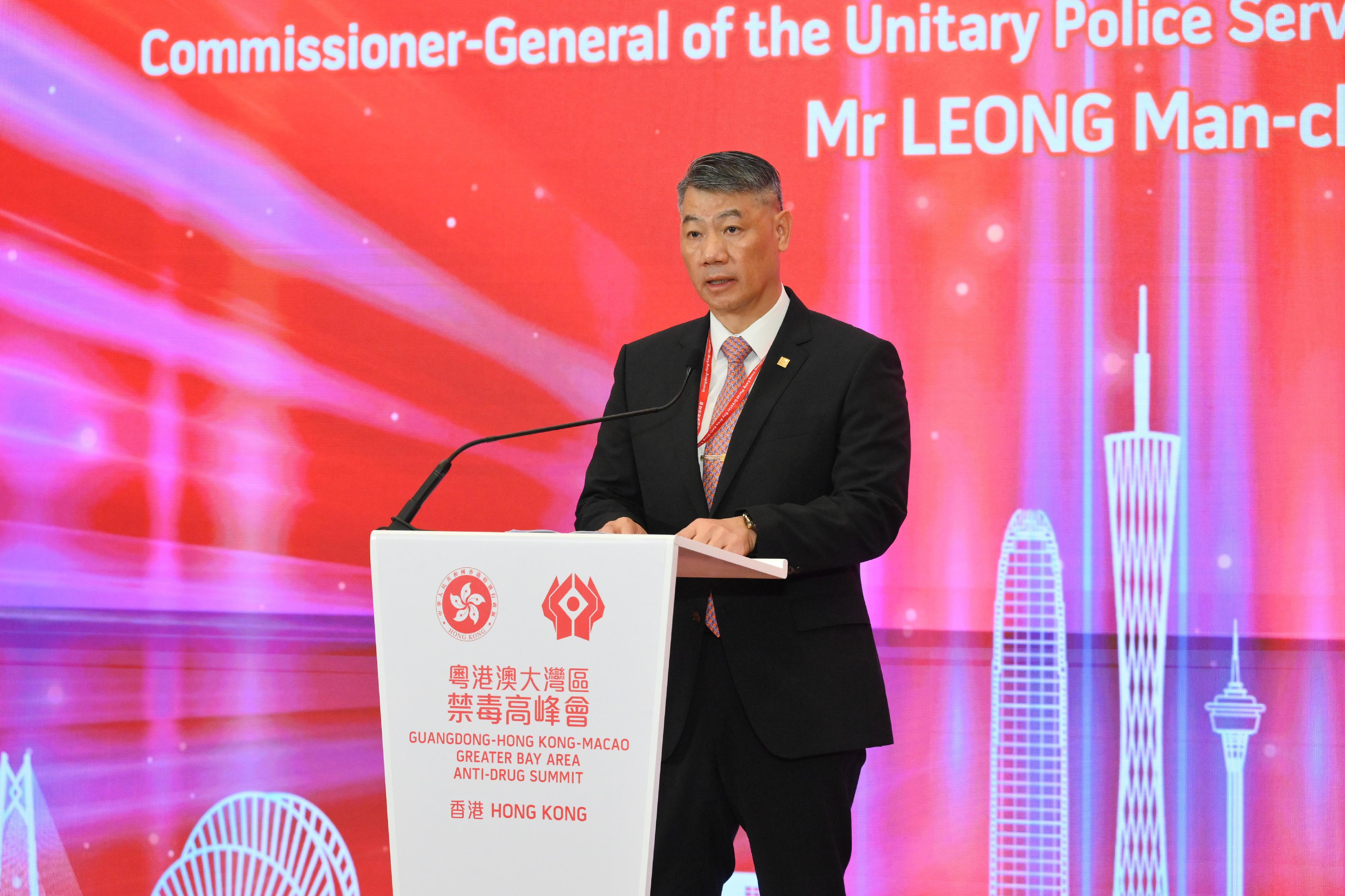 由保安局禁毒處與禁毒常務委員會合辦的「粵港澳大灣區禁毒高峰會」今日（九月五日）在香港舉行。這場會議為香港首次以大灣區為主題主辦的禁毒高峰會議。高峰會邀得約40個粵港澳大灣區（大灣區）政府單位和參與禁毒工作的民間禁毒機構代表就三大重要禁毒議題分享真知灼見。新加坡中央肅毒局亦應邀派代表出席，向與會者分享當地禁毒經驗。來自大灣區及海外共約300人參加今日的會議。圖示澳門特別行政區政府警察總局局長梁文昌在高峰會上發表主題演講。