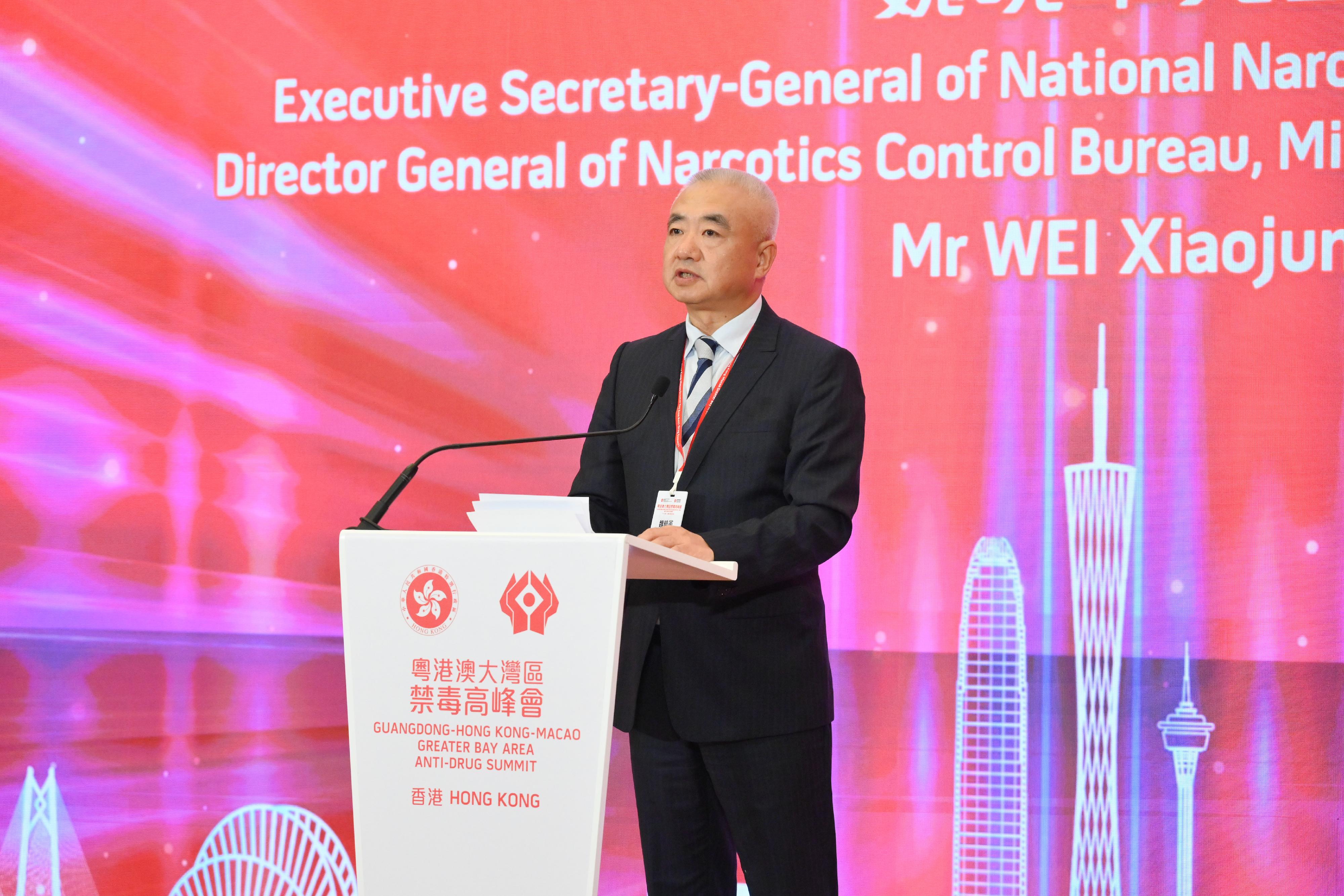 The Guangdong-Hong Kong-Macao Greater Bay Area Anti-drug Summit, jointly organised by the Narcotics Division of the Security Bureau and the Action Committee Against Narcotics, was held in Hong Kong today (September 5). This is the first anti-drug Greater Bay Area-themed summit hosted by Hong Kong. The Summit brought together representatives from about 40 government agencies and community anti-drug organisations in the Greater Bay Area (GBA) to share insights on three major anti-drug topics. The Central Narcotics Bureau of Singapore was also invited to send representatives to share their anti-drug experiences with attendees. Around 300 participants from the GBA and overseas attended today's Summit. Photo shows Executive Secretary-General of National Narcotics Control Commission & Director General of Narcotics Control Bureau, Ministry of Public Security, Mr Wei Xiaojun, delivering a keynote speech at the Summit.