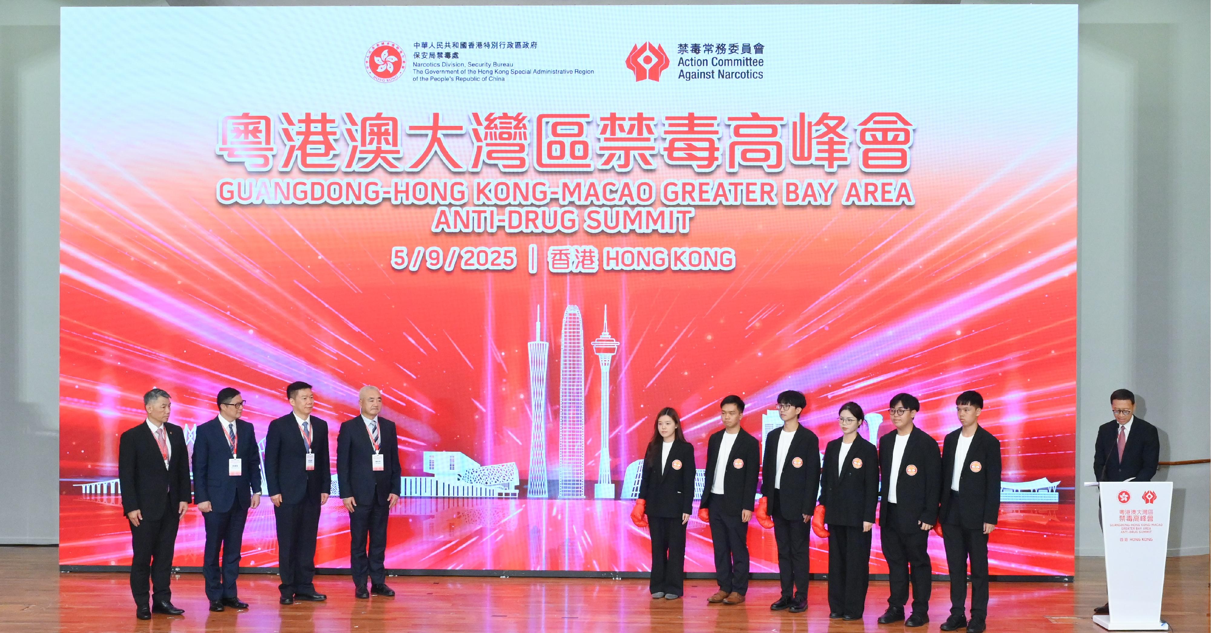 The Guangdong-Hong Kong-Macao Greater Bay Area Anti-drug Summit, jointly organised by the Narcotics Division of the Security Bureau and the Action Committee Against Narcotics, was held in Hong Kong today (September 5). This is the first anti-drug Greater Bay Area-themed summit hosted by Hong Kong. The Summit brought together representatives from about 40 government agencies and community anti-drug organisations in the Greater Bay Area (GBA) to share insights on three major anti-drug topics. The Central Narcotics Bureau of Singapore was also invited to send representatives to share their anti-drug experiences with attendees. Around 300 participants from the GBA and overseas attended today's Summit. Photo shows Executive Secretary-General of National Narcotics Control Commission & Director General of Narcotics Control Bureau, Ministry of Public Security, Mr Wei Xiaojun (fourth left); Deputy Director of the Guangdong Provincial Narcotics Control Commission & Deputy Director-General of the Guangdong Provincial Public Security Department, Mr Liang Ruiguo (third left); the Secretary for Security, Mr Tang Ping-keung (second left); and the Commissioner-General of the Unitary Police Service, Government of the Macao Special Administrative Region, Mr Leong Man-cheong (first left), witnessing the youth from the three regions declaring, "Guangdong, Hong Kong and Macao stand united - I lead the fight against drugs! Say no to drugs!" as a pledge to build a drug-free GBA together.