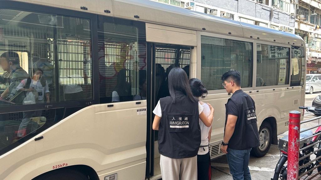 The Immigration Department mounted a series of territory-wide anti-illegal worker operations codenamed "Silver Wing" and "Twilight" for four consecutive days from September 1 to yesterday (September 4). Photo shows a suspected illegal worker arrested during an operation.