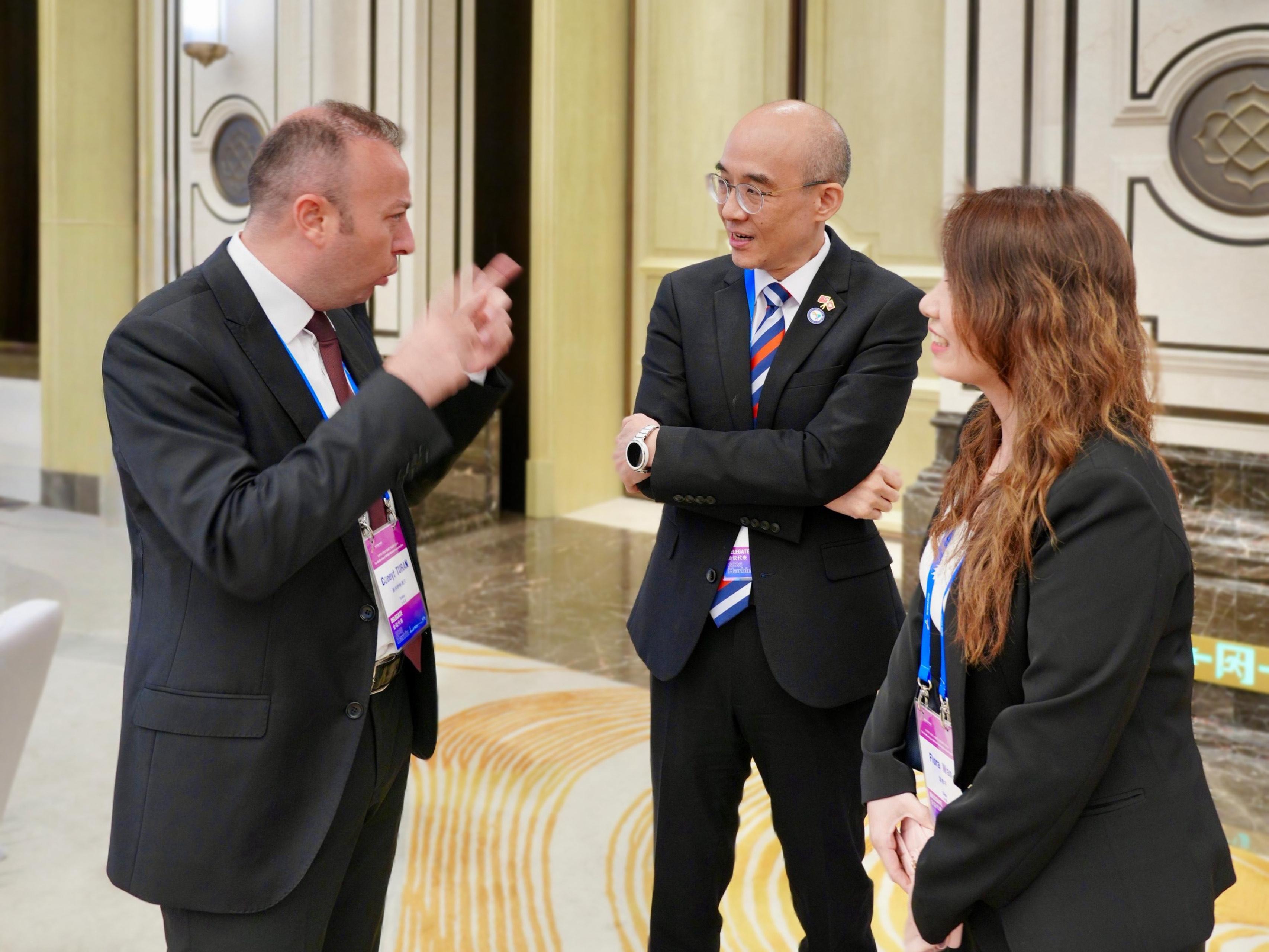 The 9th Meeting of the International Organization of Supreme Audit Institutions Working Group on Big Data was held between September 1 and 3 in Harbin. During the meeting, representatives from various regions had comprehensive exchanges and discussions on issues such as AI and big data auditing. Photo shows the Director of Audit, Professor Nelson Lam (centre), exchanging with a representative.