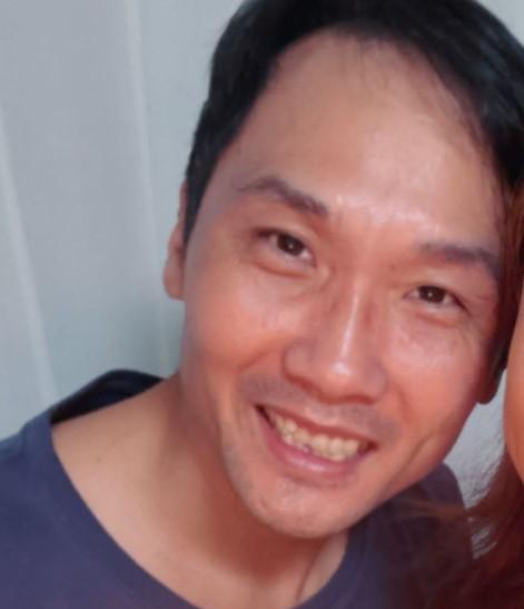 Chan Kin-man, aged 42, is about 1.65 metres tall, around 62 kilograms in weight and of medium build. He has a square face with yellow complexion and short black hair. He was last seen wearing a light-coloured short-sleeved shirt, dark shorts, black and white sports shoes, carrying a dark backpack and a white plastic bag.