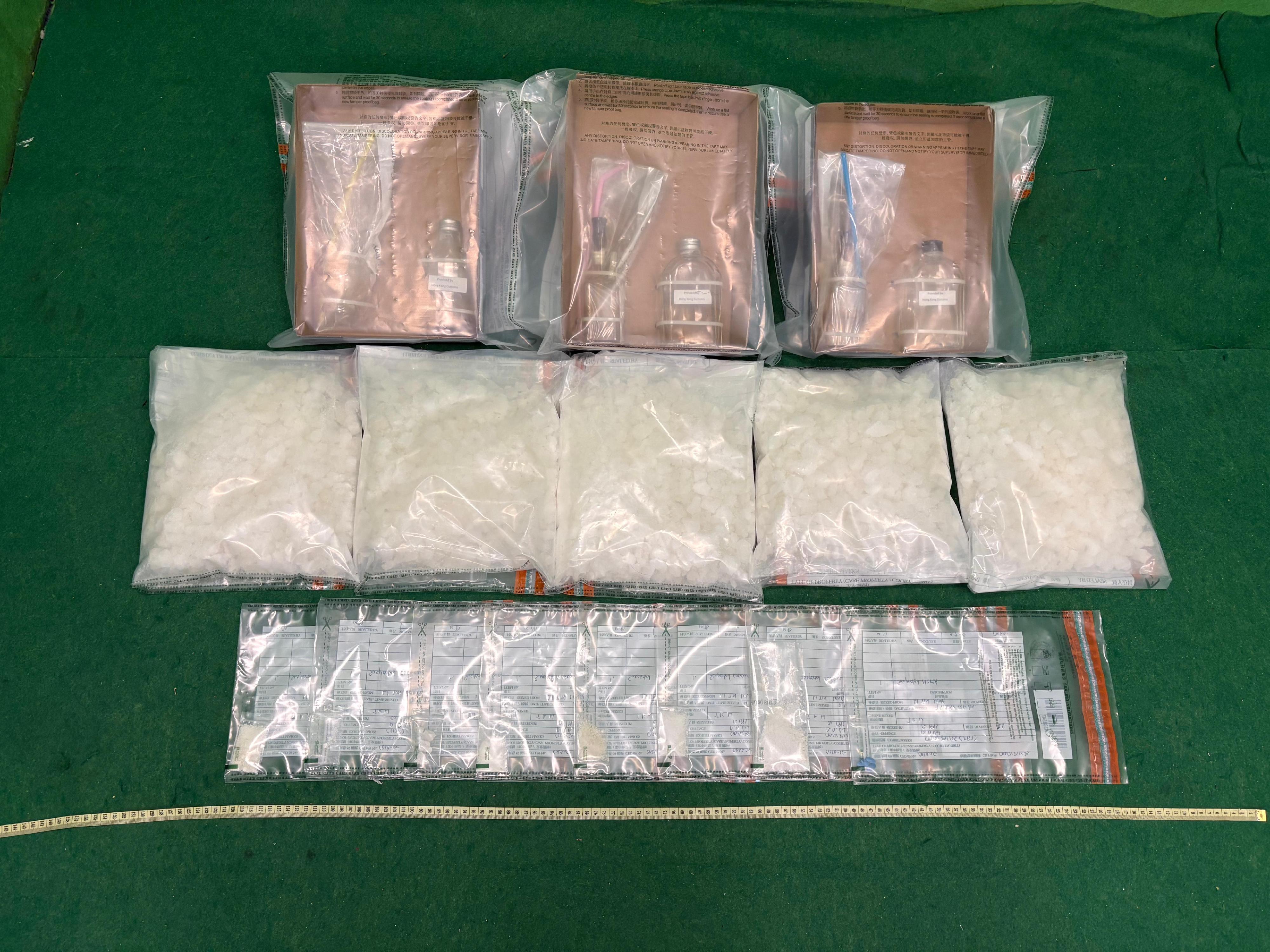香港海關九月三日在香港國際機場破獲一宗空運販運毒品的案件，檢獲約十公斤懷疑氯胺酮、約三十三點五克懷疑可卡因、四粒懷疑搖頭丸及三個吸食器具，估計市值約四百六十萬元，並拘捕一名男子。圖示於案件中檢獲的懷疑毒品。