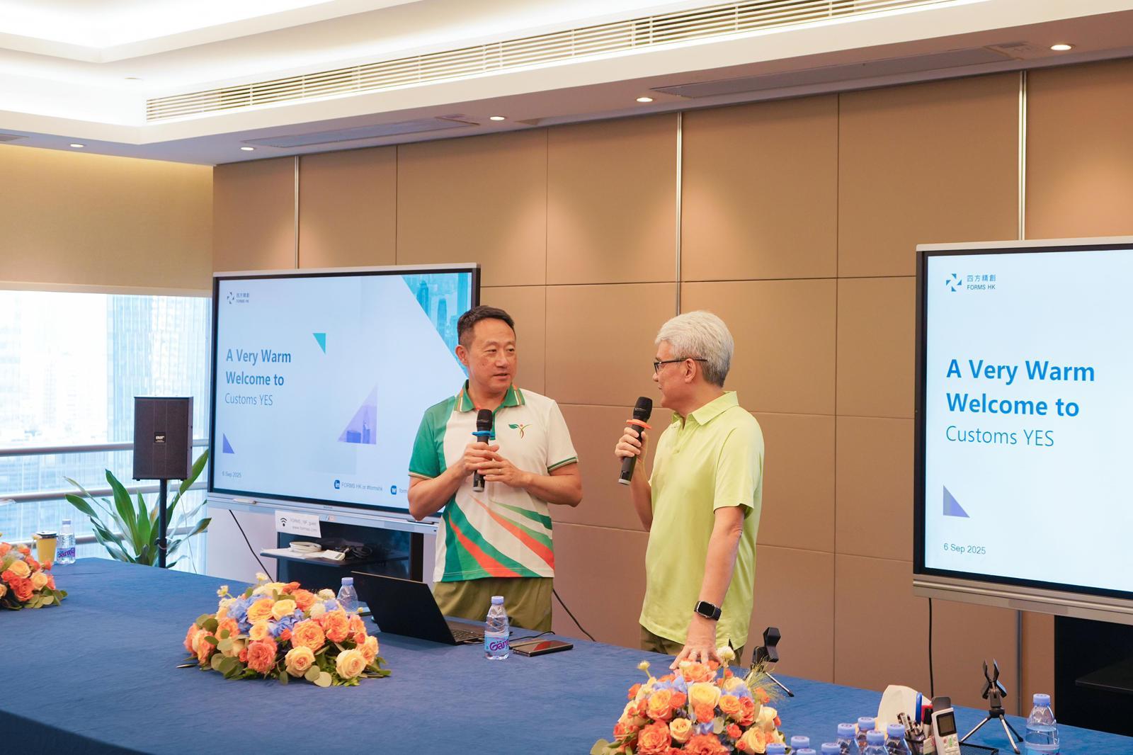 Customs YES organised the "Shenzhen Innovation and Technology Exploration Day" today (September 6). Photo shows the Commissioner of Customs and Excise, Mr Chan Tsz-tat (left) and the Director of the Executive Committee of Customs YES, Mr Frank Chow (right), who is also the Chairman and President of the Shenzhen Forms Syntron Information Company Limited, encouraging Customs YES members to actively equip themselves.
