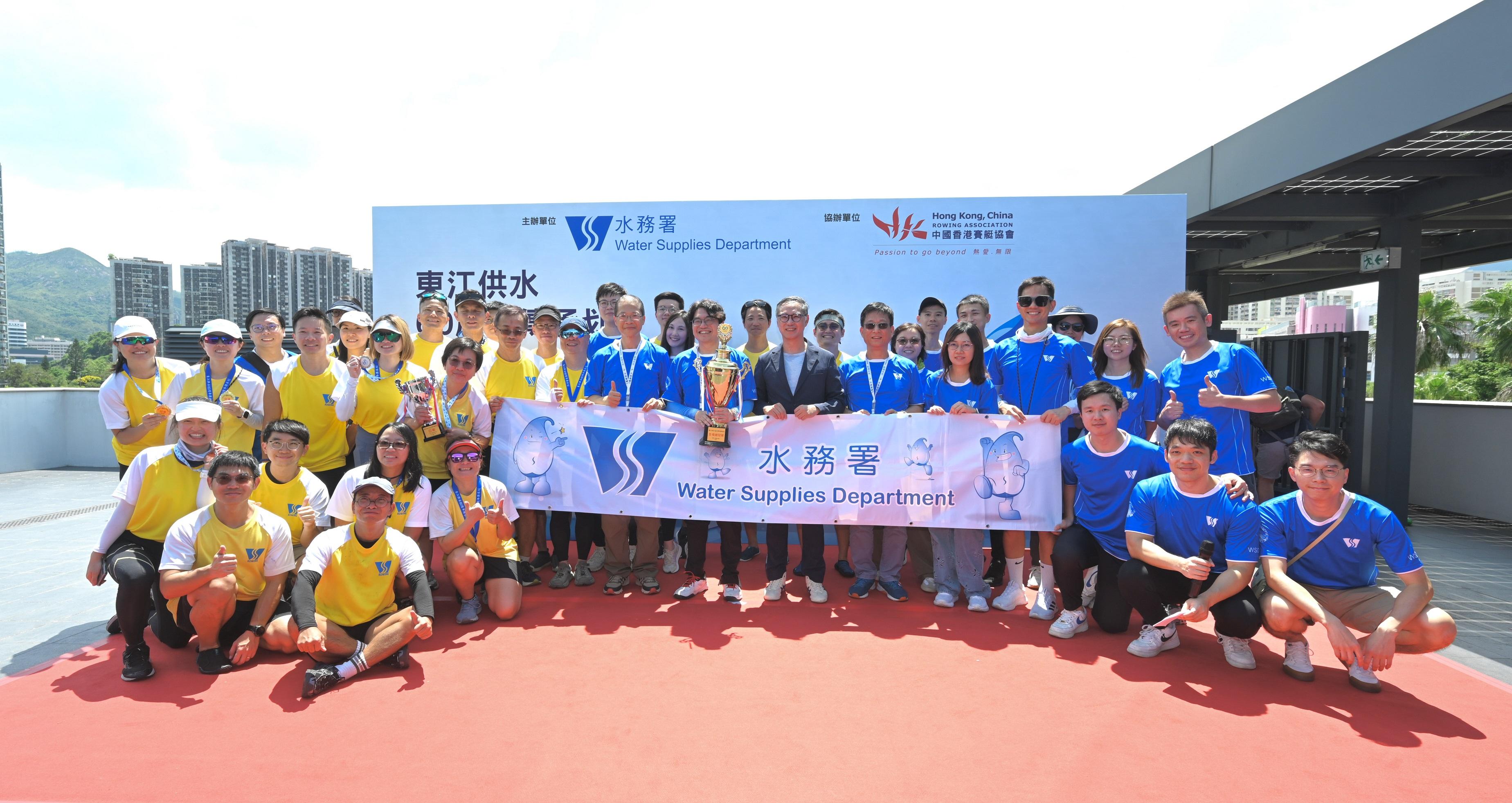 The Water Supplies Department (WSD) held a rowing competition for the 60th anniversary of Dongjiang water supply to Hong Kong at the Jockey Club Sha Tin Rowing Centre today (September 6). Accompanied by the Director of Water Supplies, Mr Roger Wong, the Permanent Secretary for Development (Works), Mr Ricky Lau, presented the trophy to the WSD, the overall champion of the rowing competition.