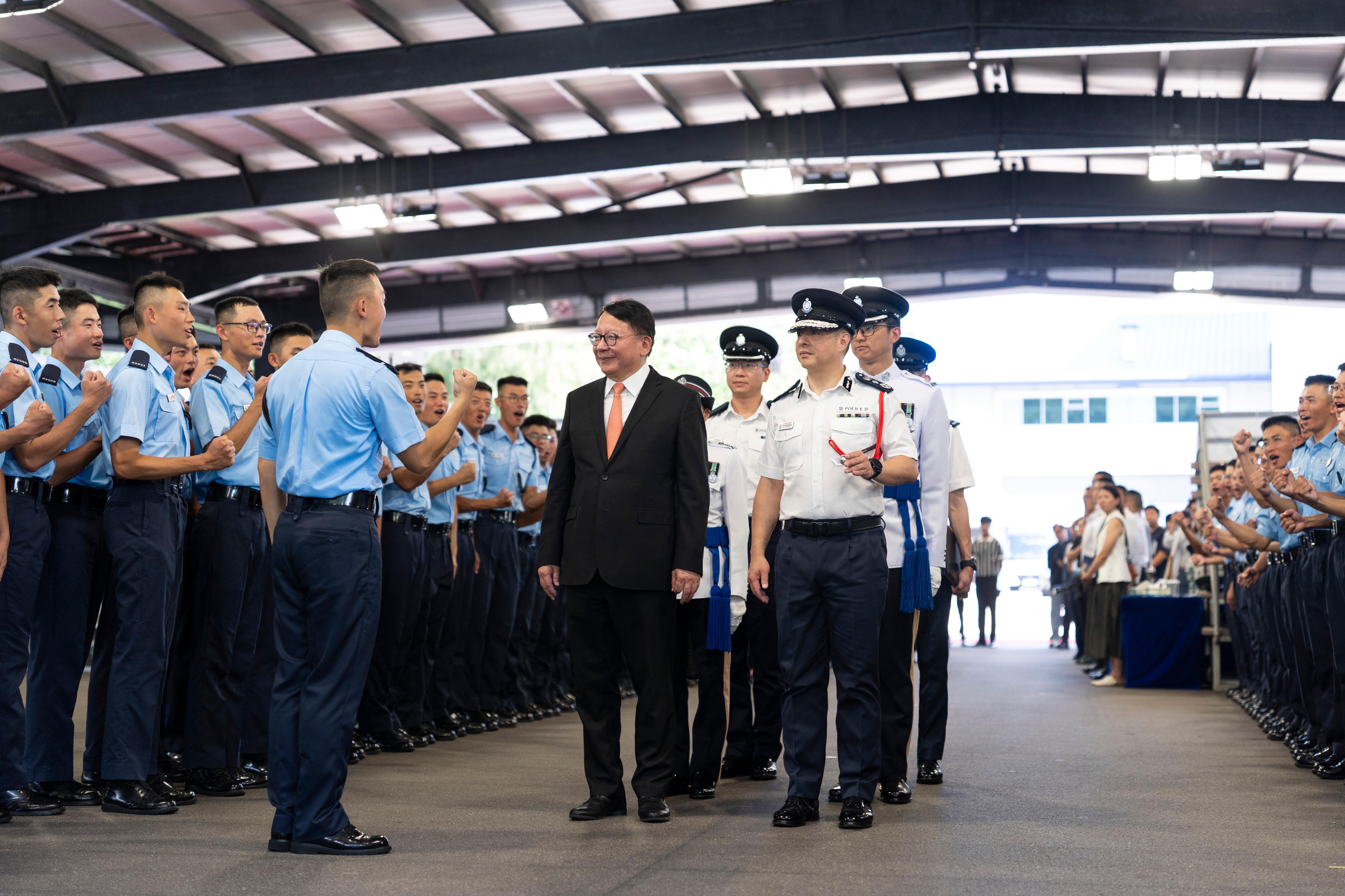 政務司司長陳國基（前排左一）今日（九月六日）出席香港警察學院的結業會操後，在警務處處長周一鳴（前排右一）陪同下，與結業學員會面。
