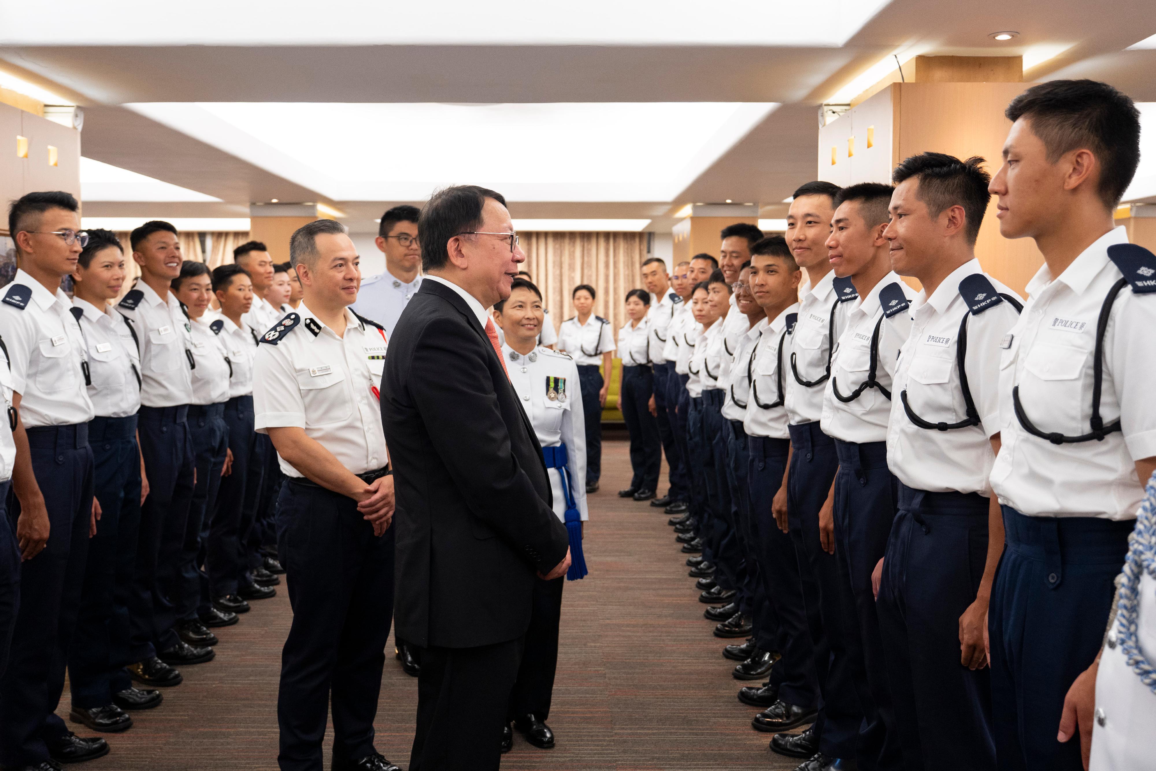 政務司司長陳國基（左二）和警務處處長周一鳴（左一）今日（九月六日）出席香港警察學院的結業會操後，恭賀剛結業的見習督察。