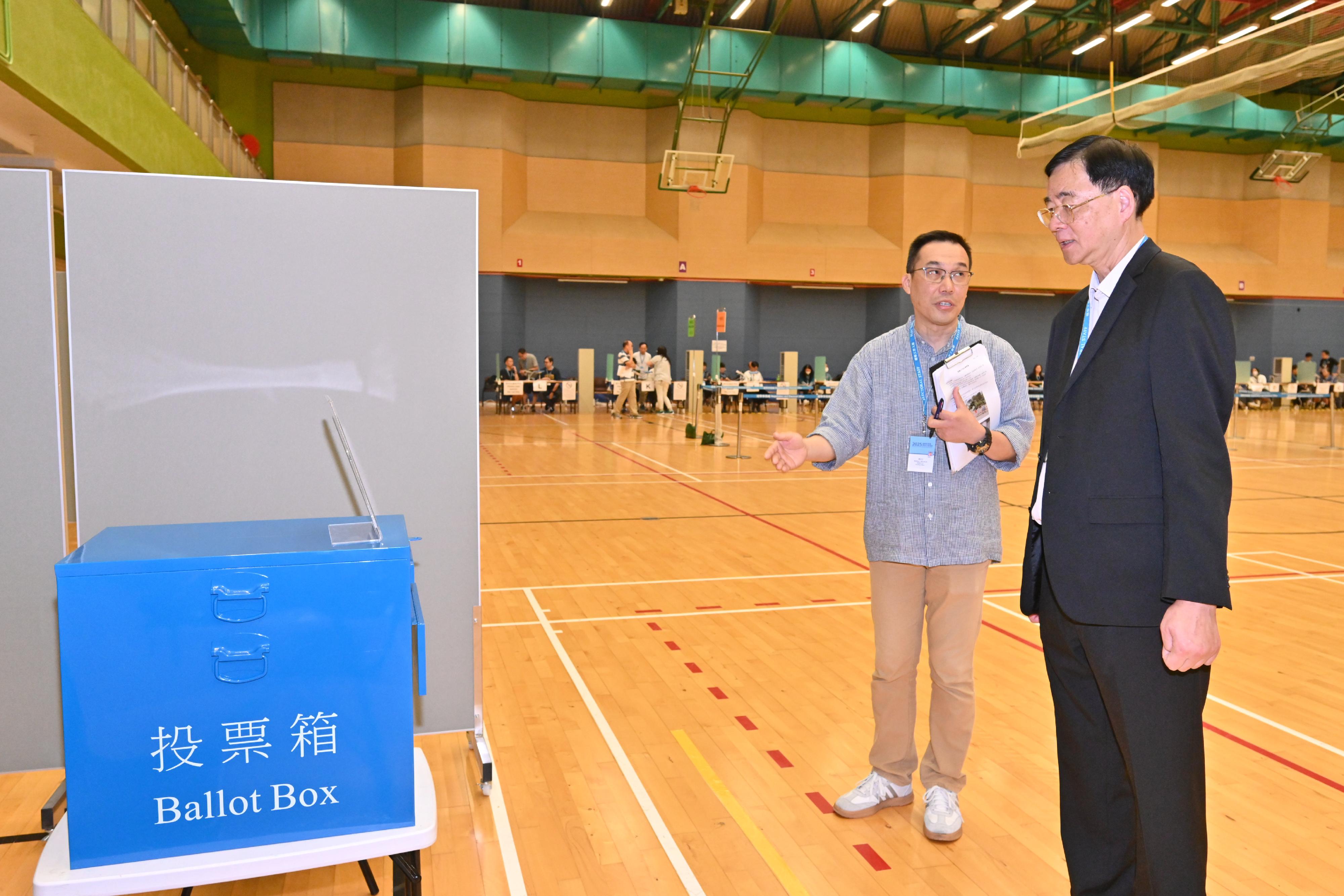 The Electoral Affairs Commission member Professor Daniel Shek (right) visits the polling station of the 2025 Election Committee Subsector By-elections located at Wai Tsuen Sports Centre this morning (September 6) to inspect the preparatory work of the polling staff.