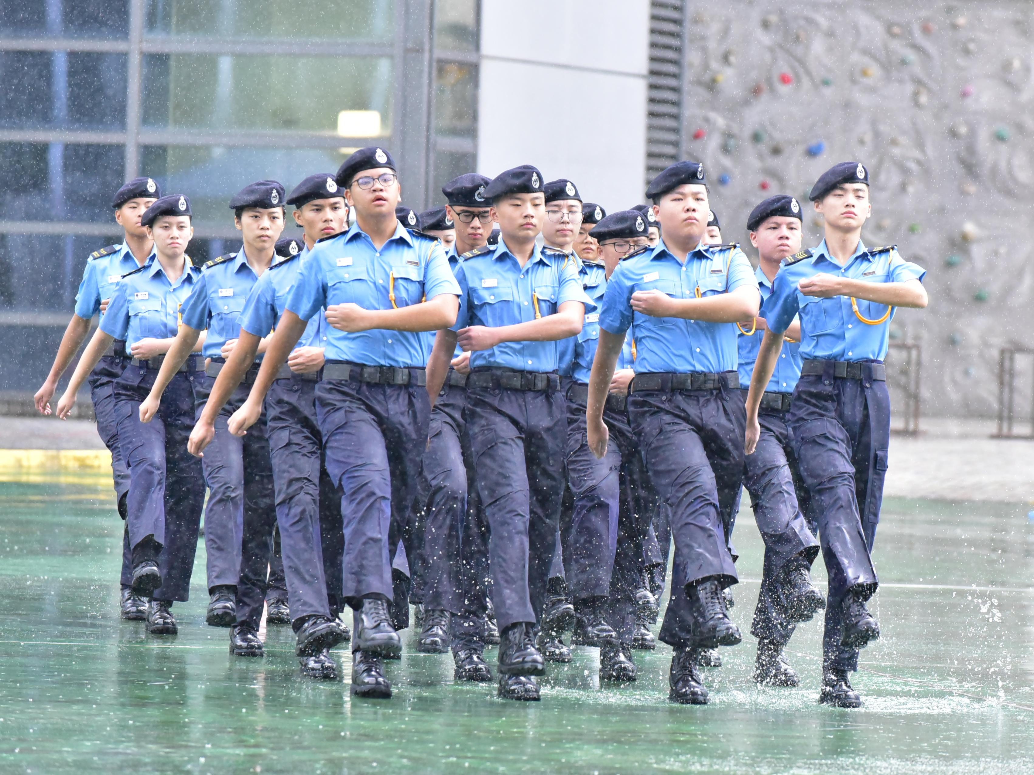 民眾安全服務隊（民安隊）少年團今日（九月七日）在民安隊總部舉行步操比賽2025及紀念中國人民抗日戰爭勝利80周年口號設計比賽。圖示參賽隊伍在雨中進行步操比賽。


