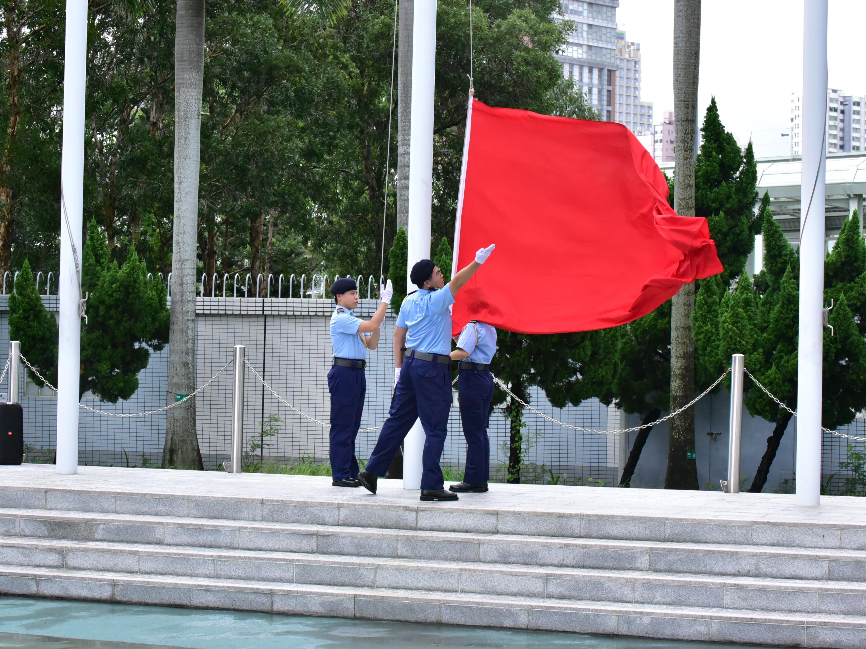 民眾安全服務隊（民安隊）少年團今日（九月七日）在民安隊總部舉行步操比賽2025及紀念中國人民抗日戰爭勝利80周年口號設計比賽。圖示少年團參賽隊伍進行升旗比賽。
