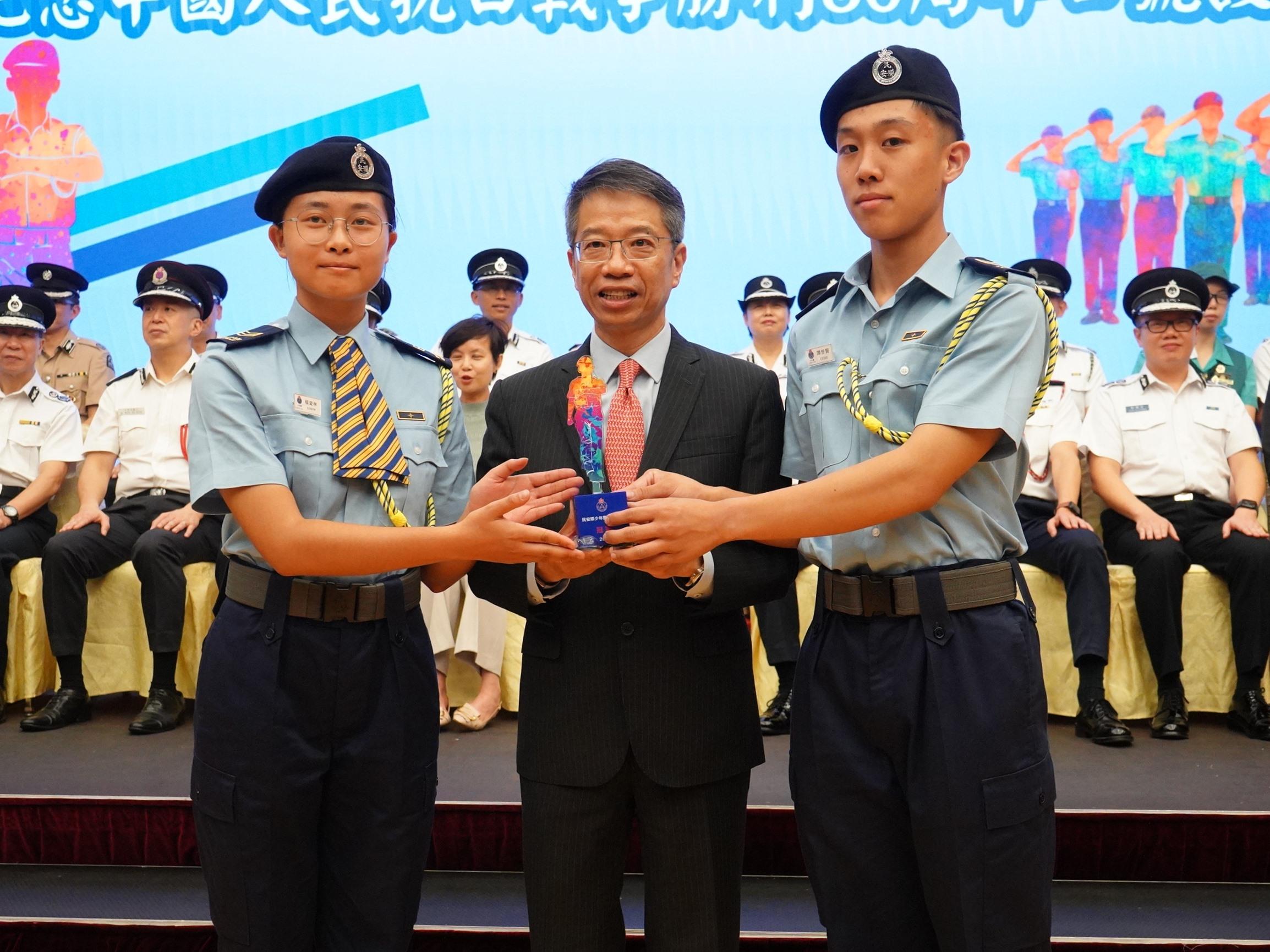 The Civil Aid Service (CAS) Cadet Corps held the Foot Drill Competition 2025 and the Slogan Design Competition in Commemoration of the 80th Anniversary of Victory in the Chinese People's War of Resistance Against Japanese Aggression today (September 7) at the CAS Headquarters. Photo shows the Permanent Secretary for the Civil Service, Mr Clement Leung (centre), with representatives of the foot drill competition champion.

