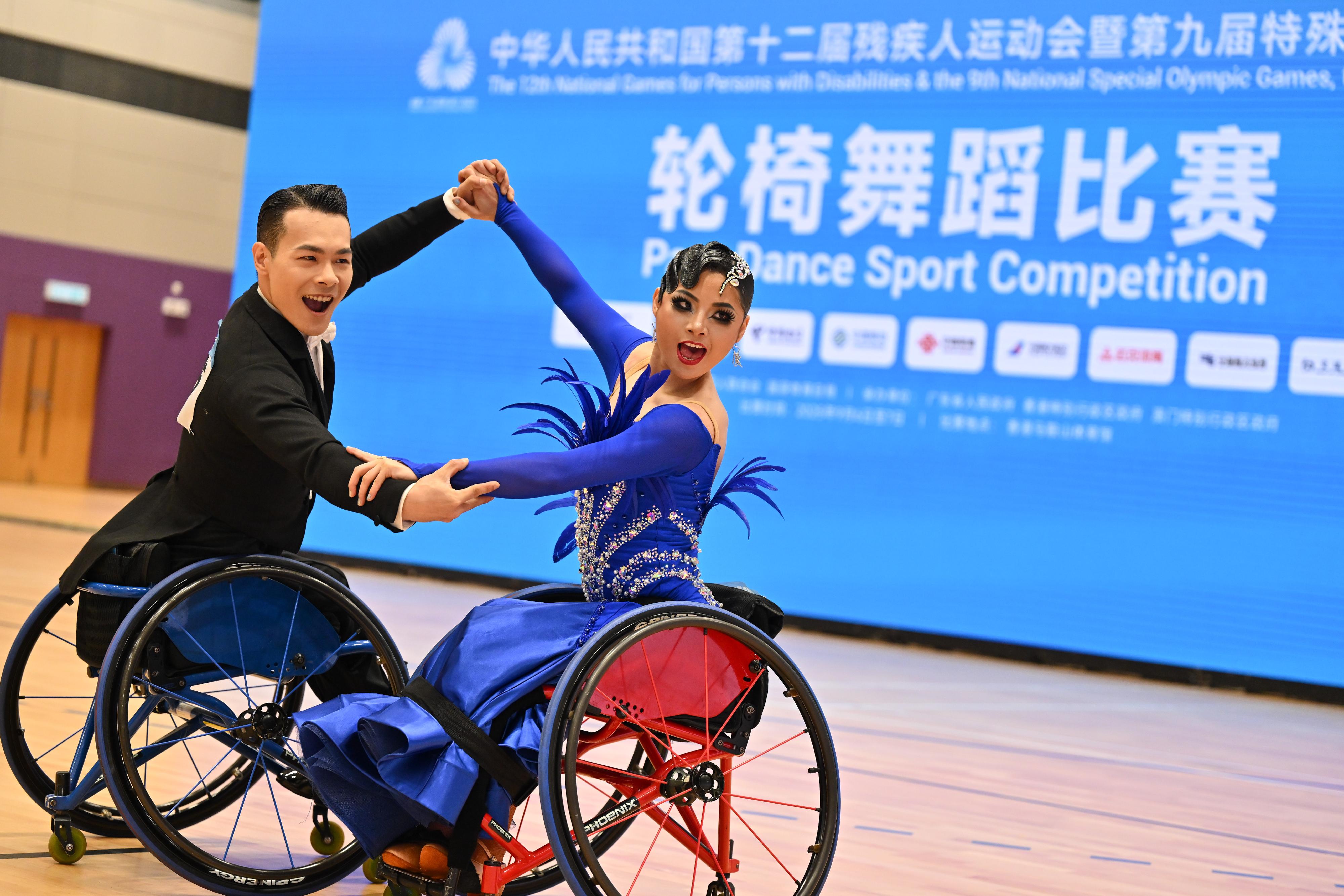 全國第十二屆殘疾人運動會暨第九屆特殊奧林匹克運動會大眾項目輪椅舞蹈比賽今日（九月七日）在馬鞍山體育館舉行最後一日賽事。圖示運動員比賽時的英姿。