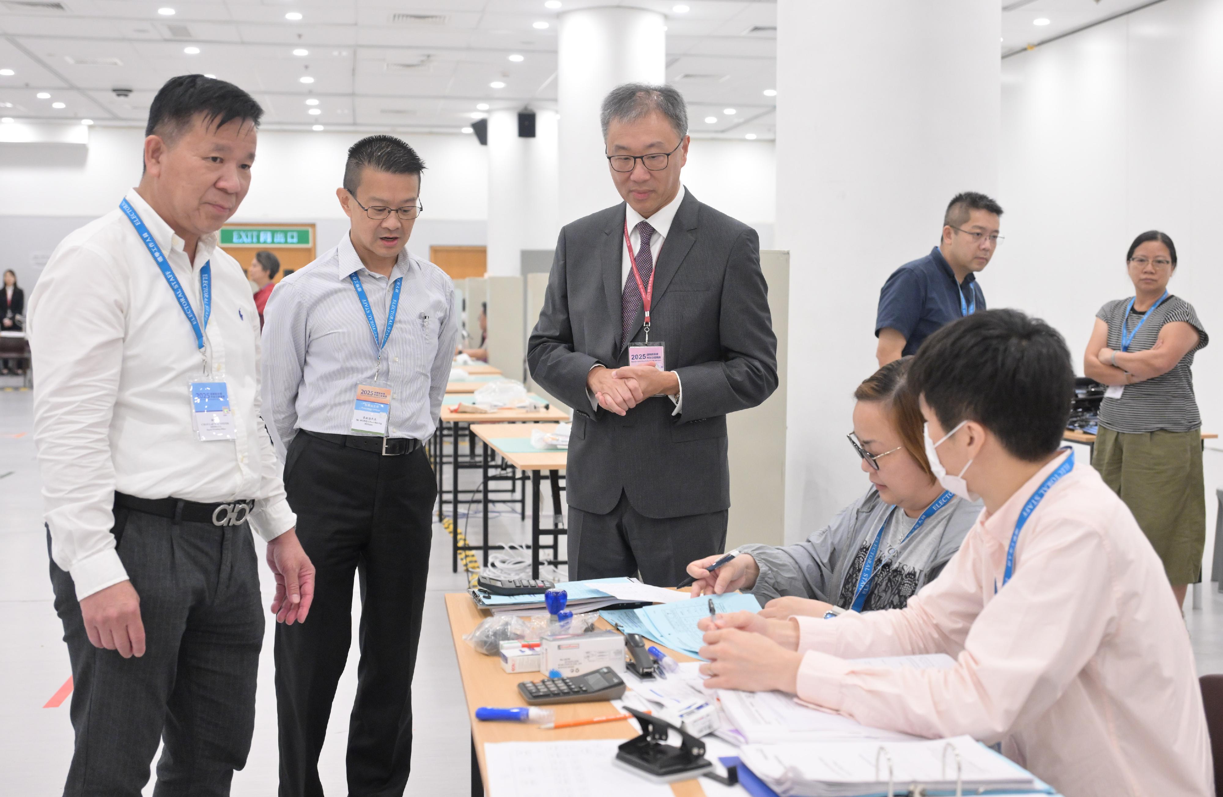 選舉管理委員會主席陸啟康法官（左三）今日（九月七日）下午巡視設於香港中央圖書館展覽館的二○二五年選舉委員會界別分組補選投票站，視察補選活動。