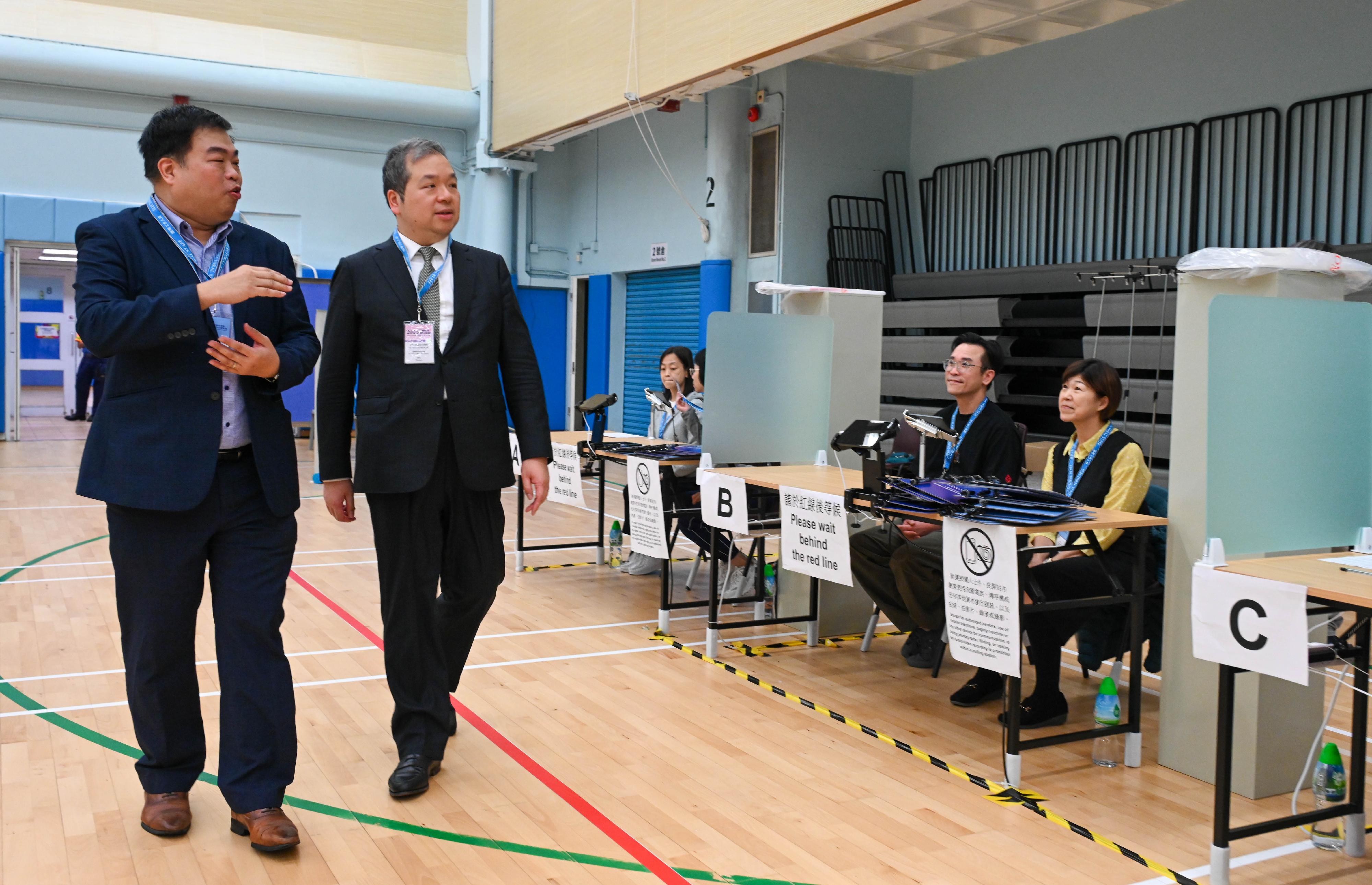 選舉管理委員會委員文本立資深大律師（右）今日（九月七日）下午巡視設於九龍公園體育館的二○二五年選舉委員會界別分組補選投票站，視察補選活動。
