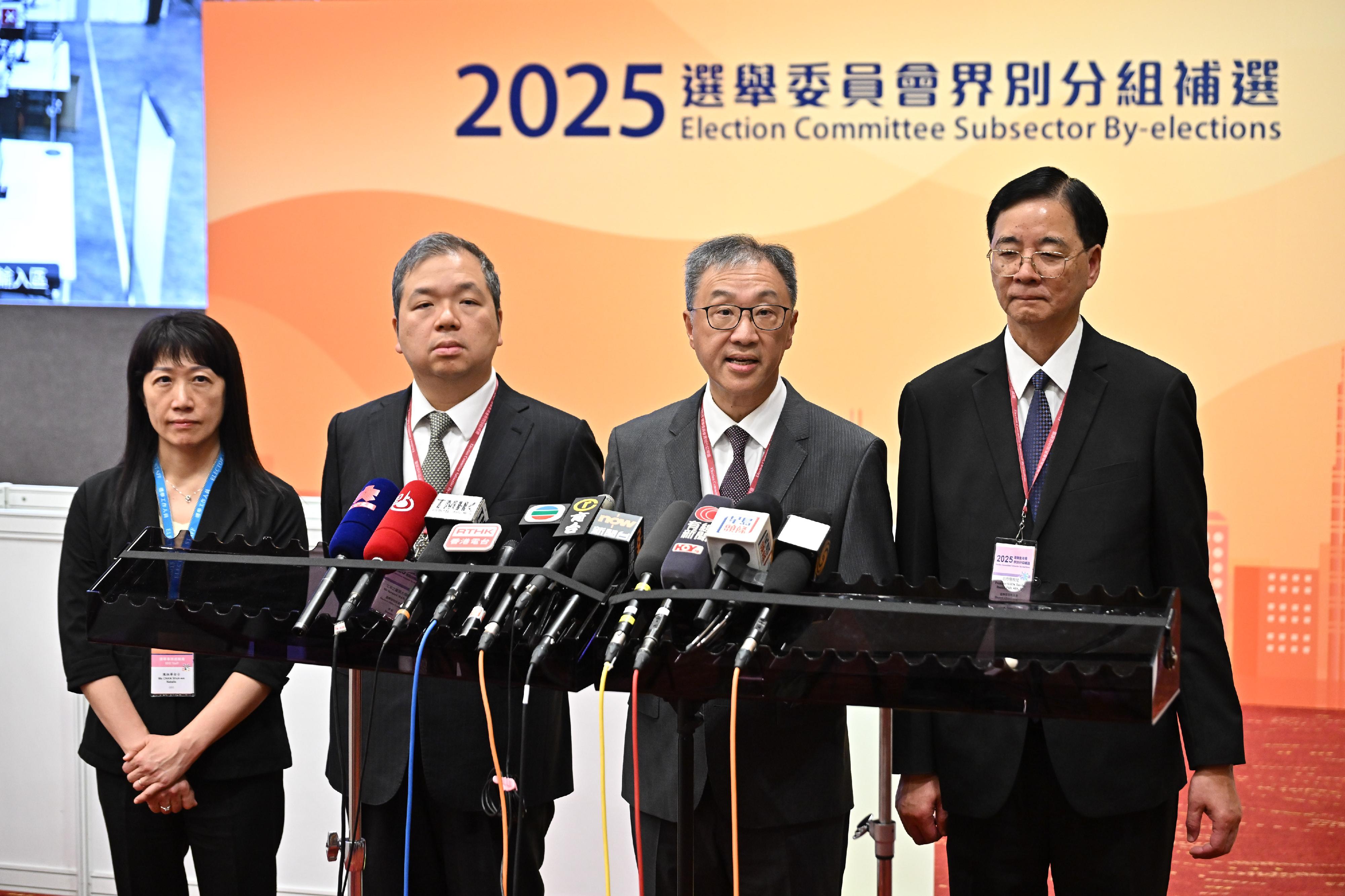 選舉管理委員會（選管會）主席陸啟康法官（右二）今日（九月七日）晚上在設於香港會議展覽中心的二○二五年選舉委員會界別分組補選新聞中心會見傳媒，總結投票情況。旁為選管會委員石丹理教授（右一）和文本立資深大律師（左二），以及選舉事務處總選舉事務主任陳淑華（左一）。